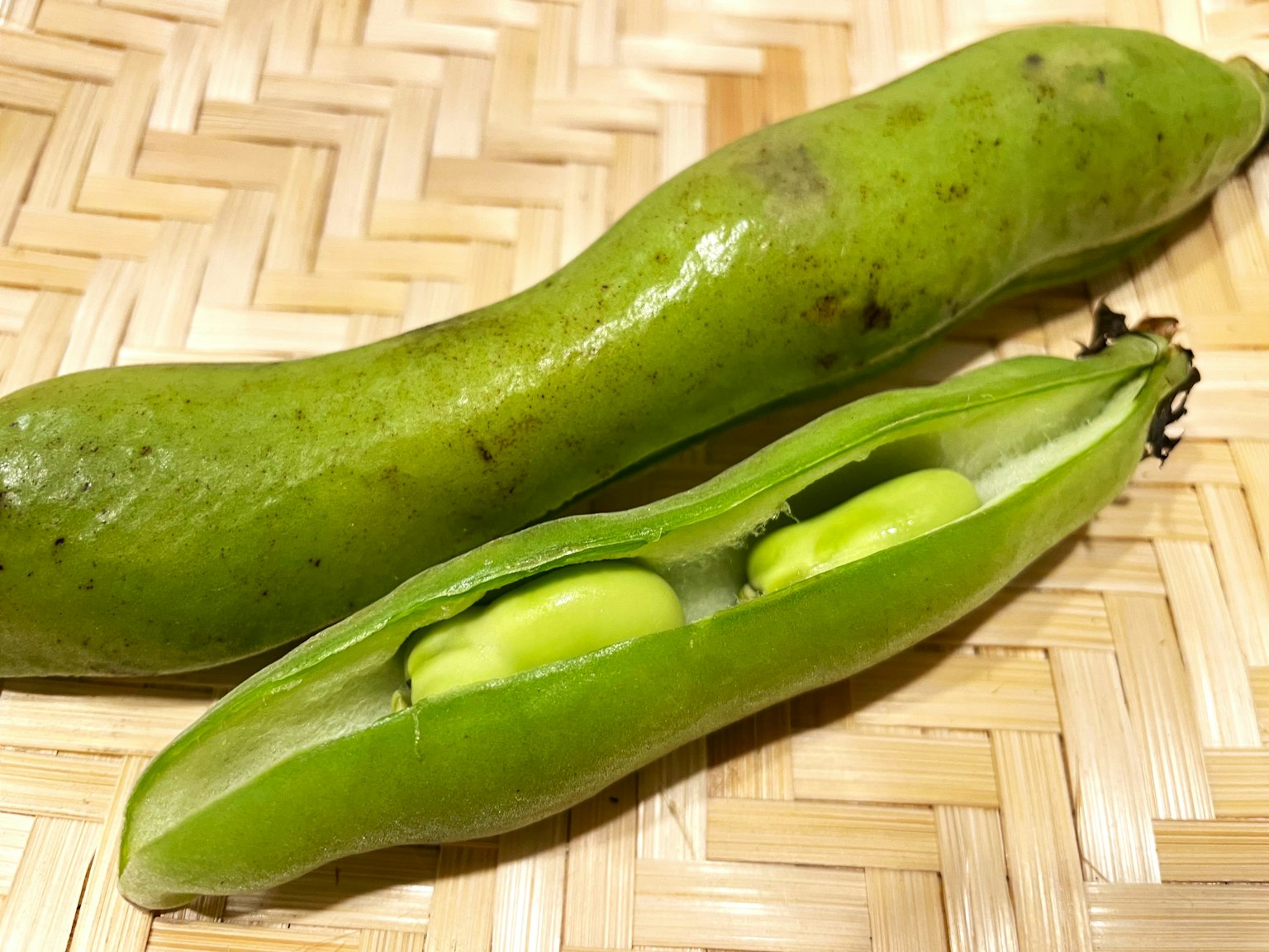 Đậu xanh trong vỏ và bề ngoài của nó