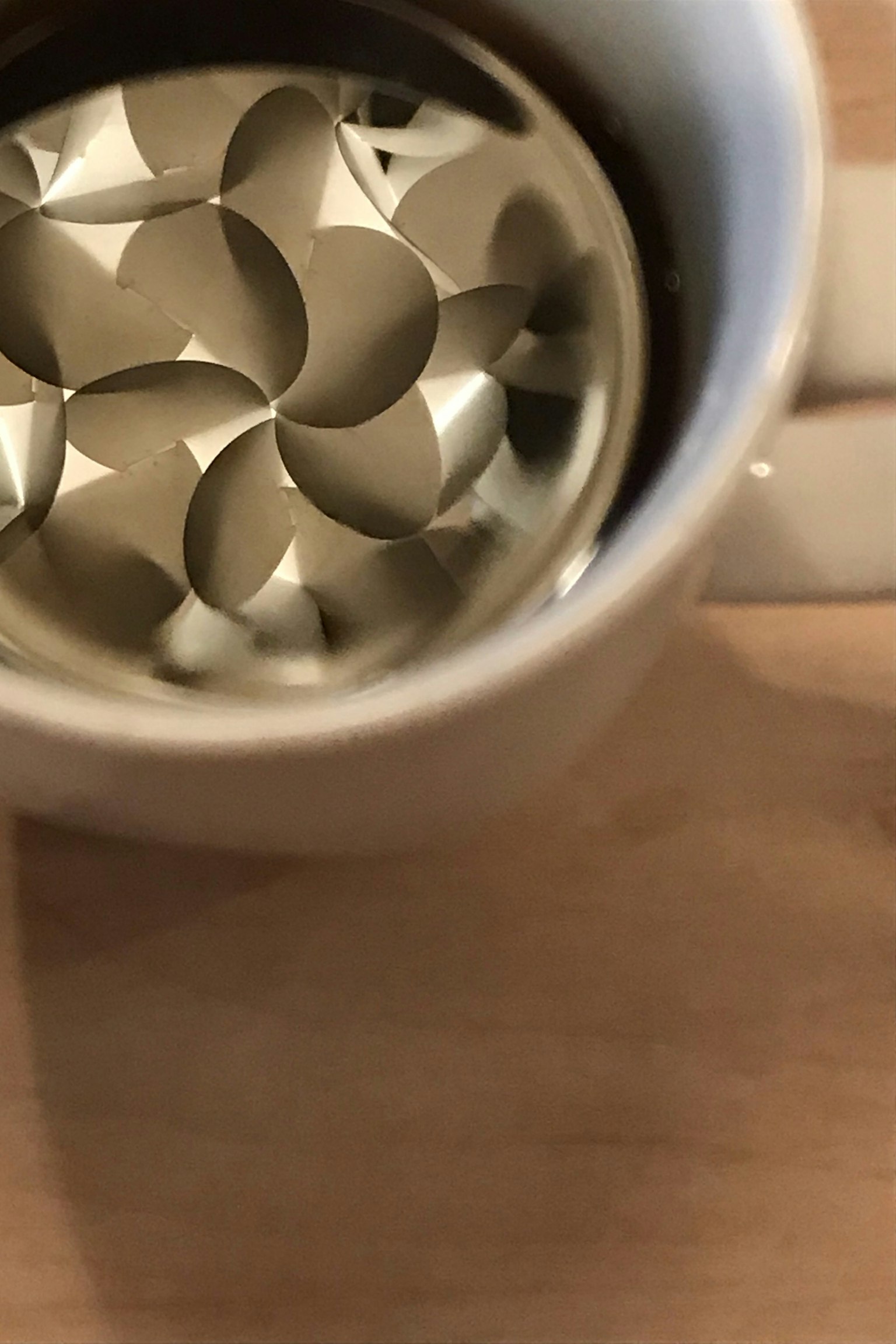 Reflejo de objetos plateados brillantes en una taza
