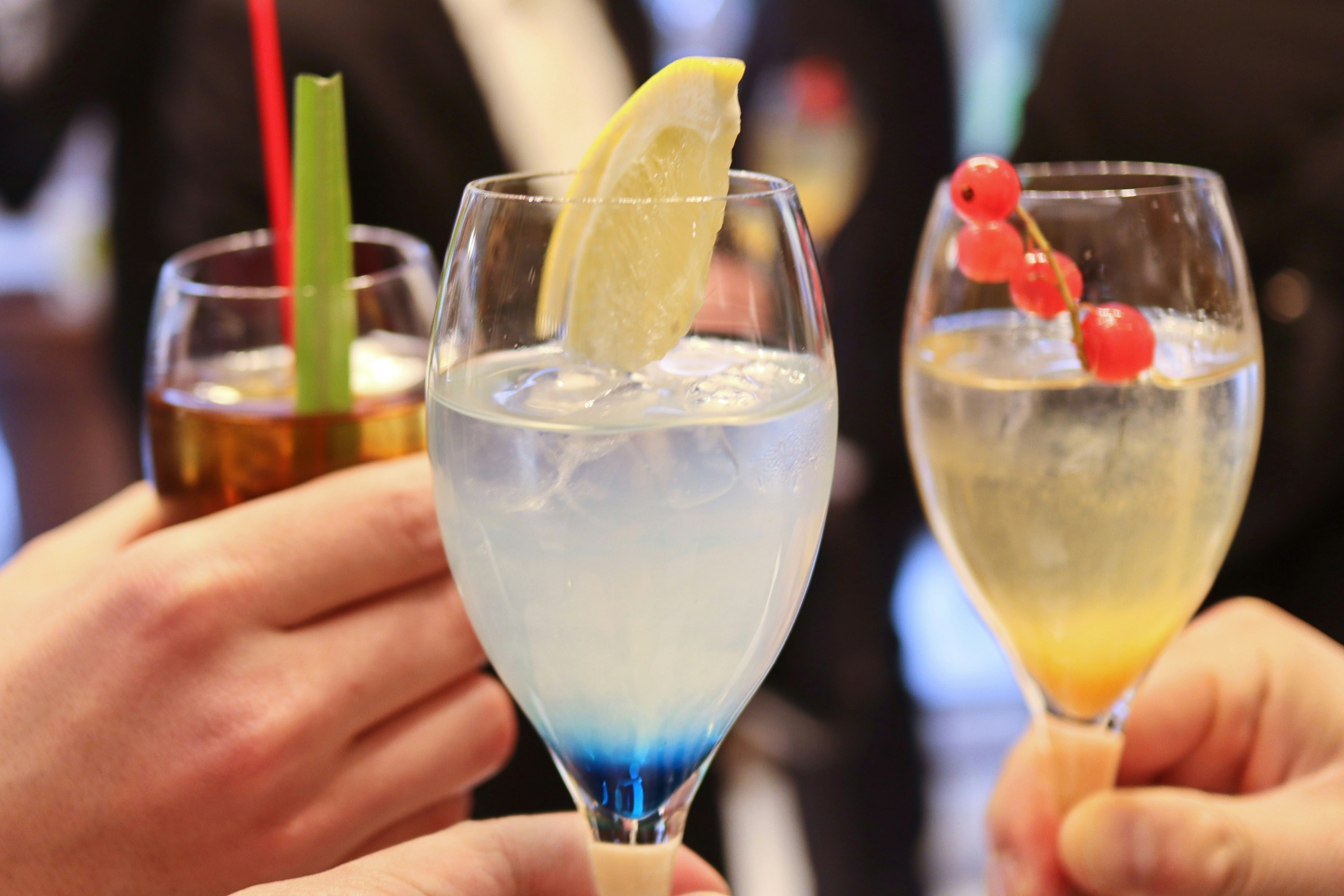 brindis con cóctel azul y hielo con limón en copas