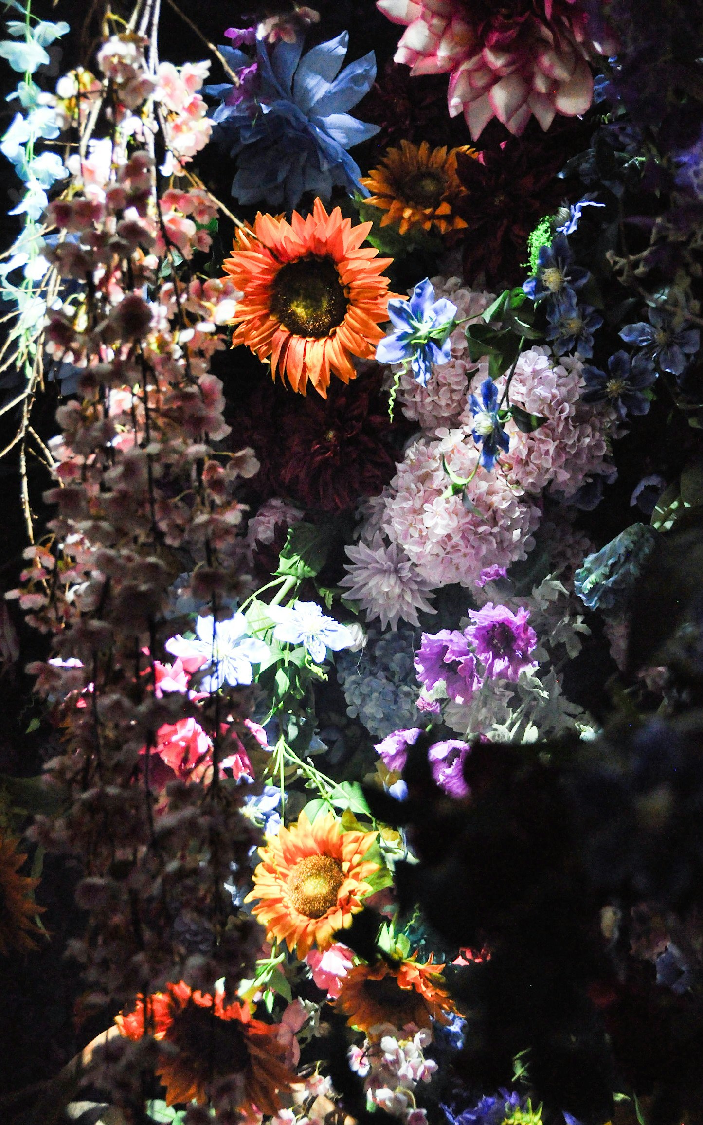 色とりどりの花が密に咲く華やかな花束のような花壇