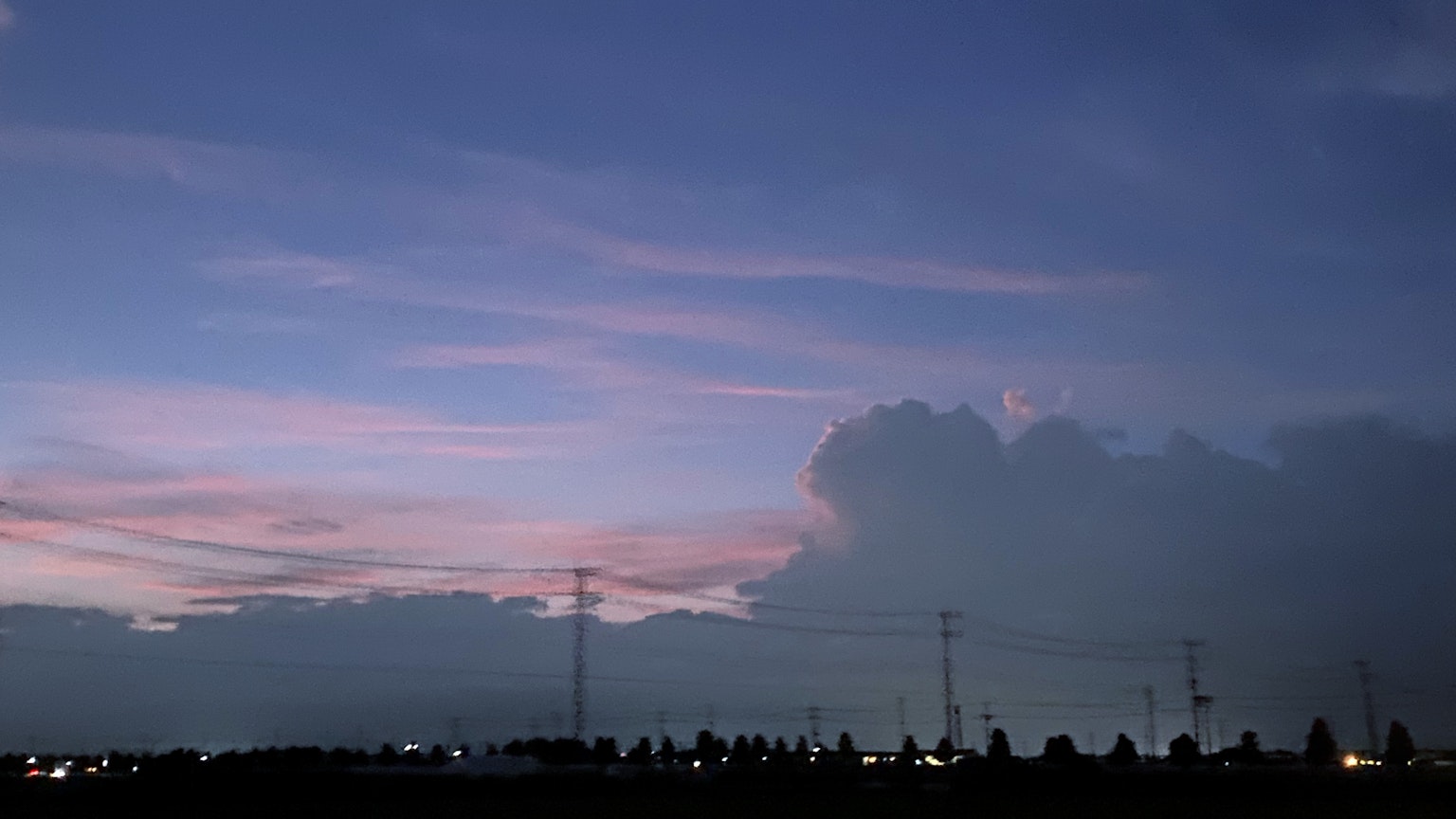 黃昏天空，藍色調和細雲