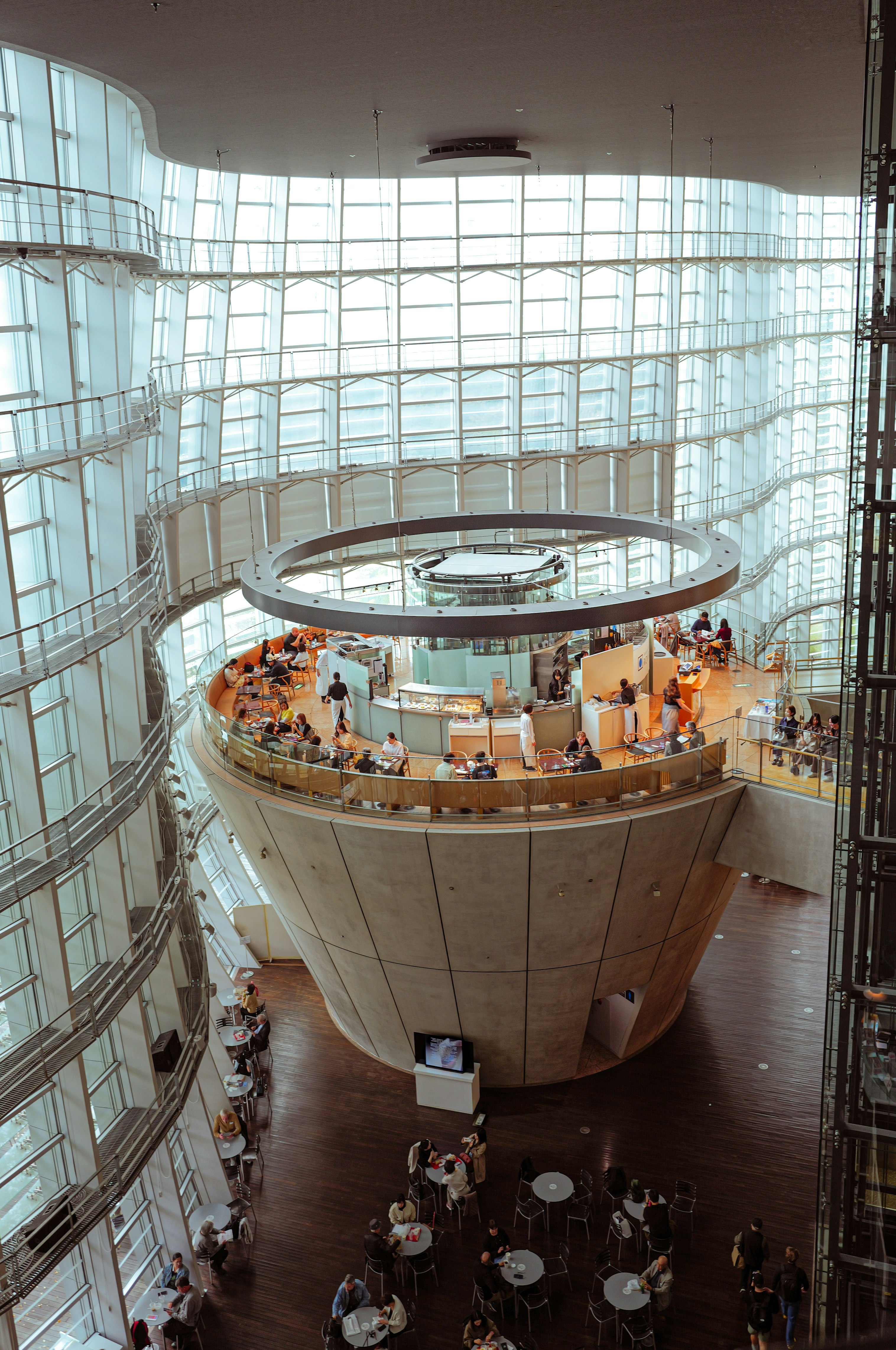吹き抜けのある大きな円形ホールの展示空間