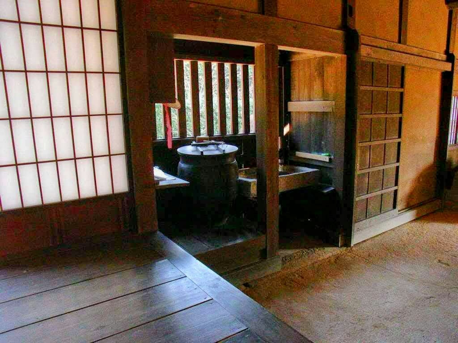 傳統日本房屋內部的景觀,柔和的光線透過窗戶灑入