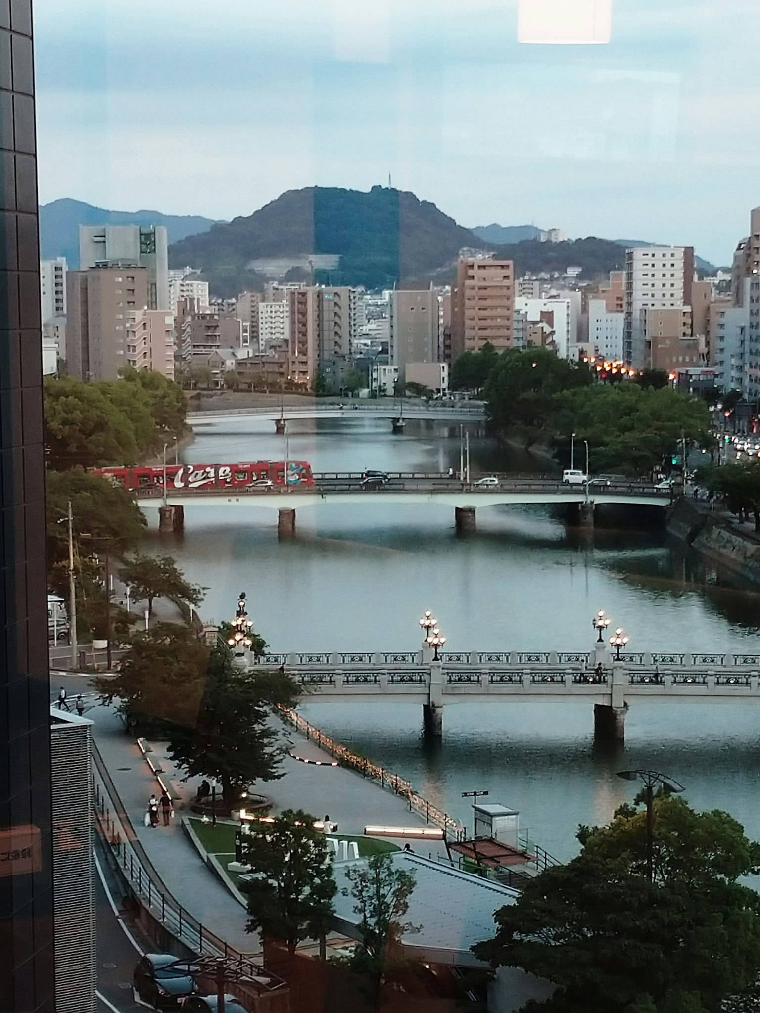 城市景观包含河流和桥梁