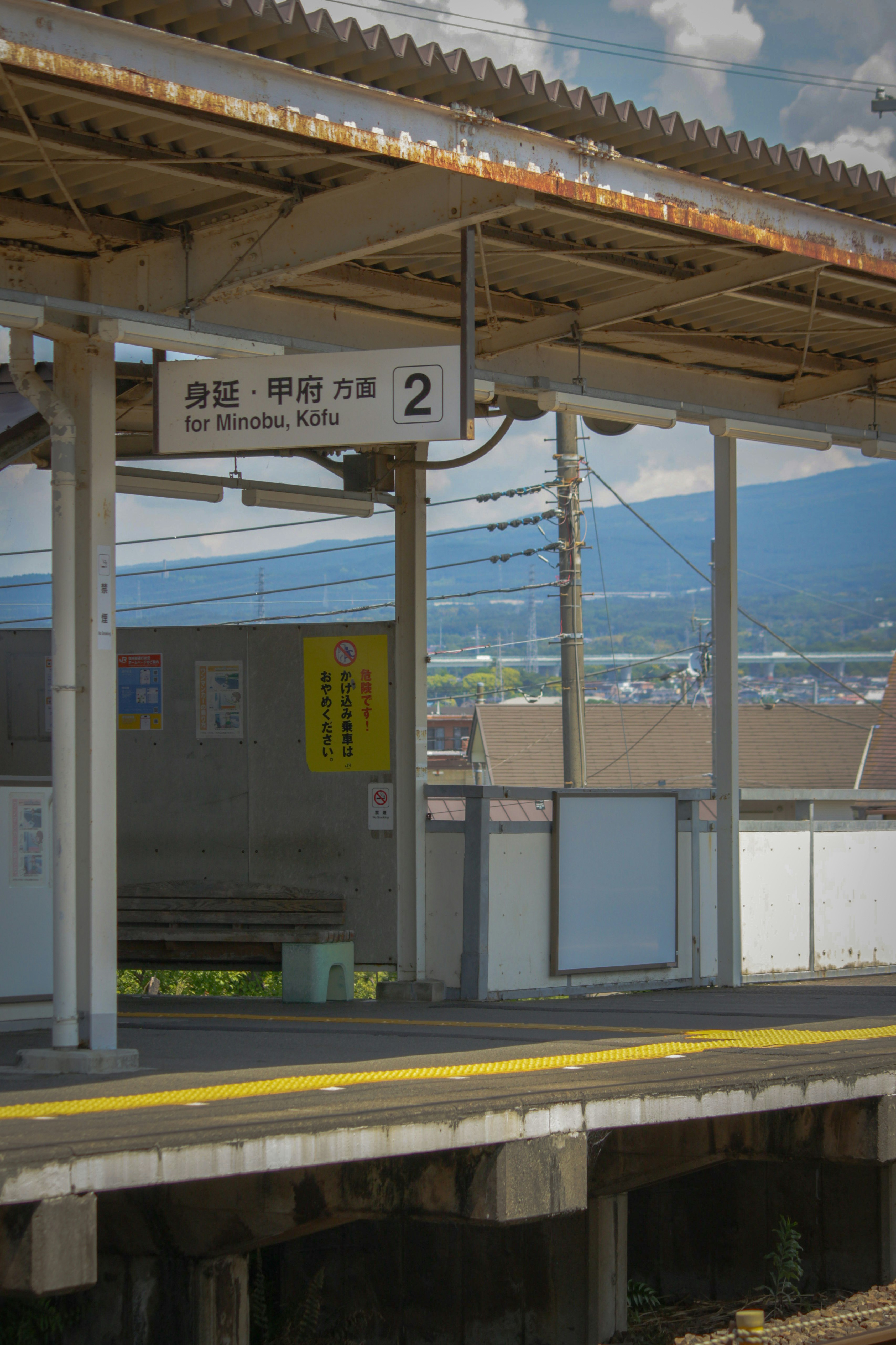 人のいない小さな駅のホームの風景