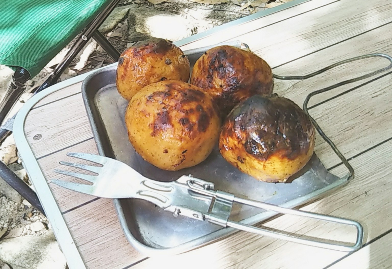 Empat makanan bulat yang dipanggang di atas nampan logam