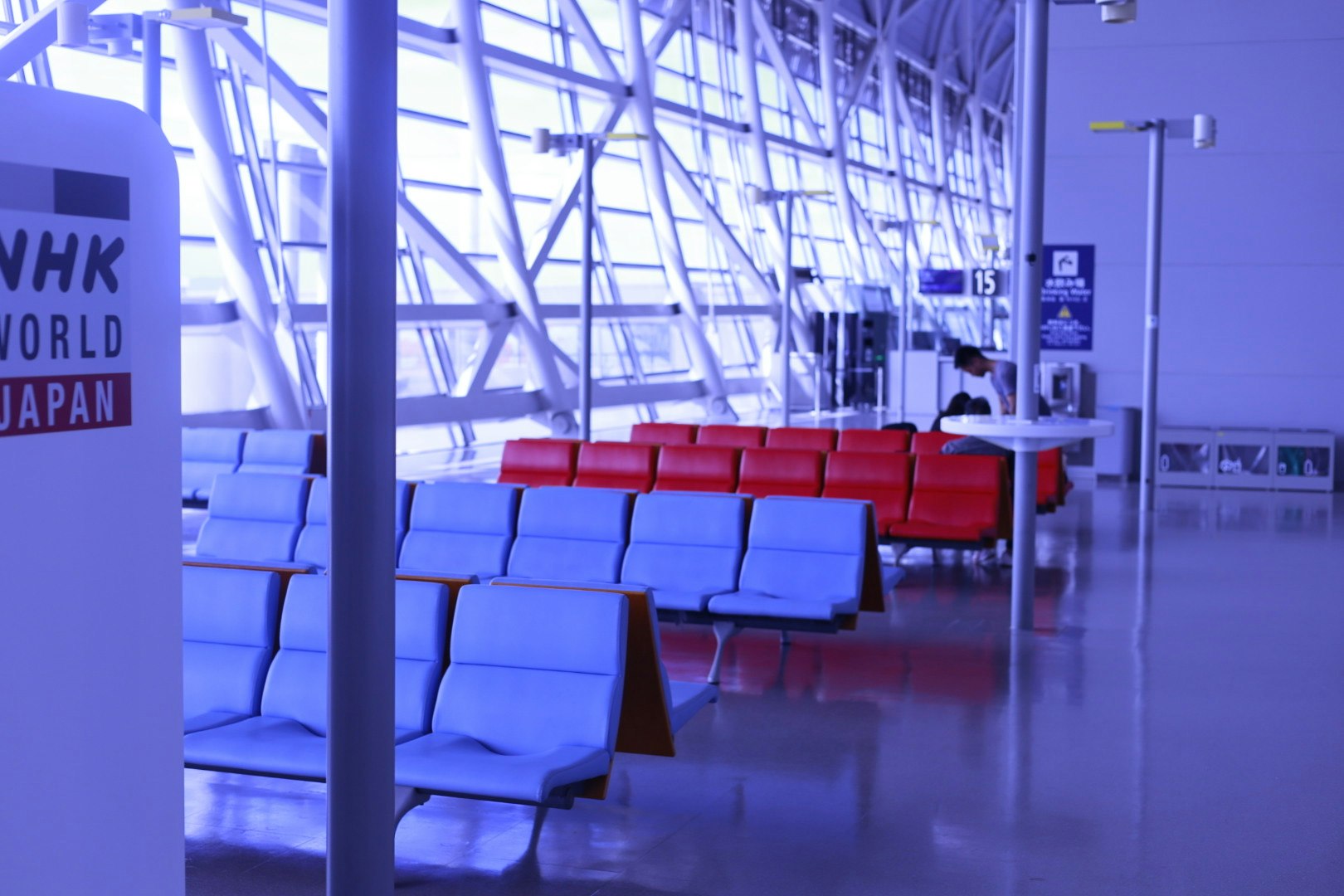 공항 대기실에 줄지어 있는 파란 의자