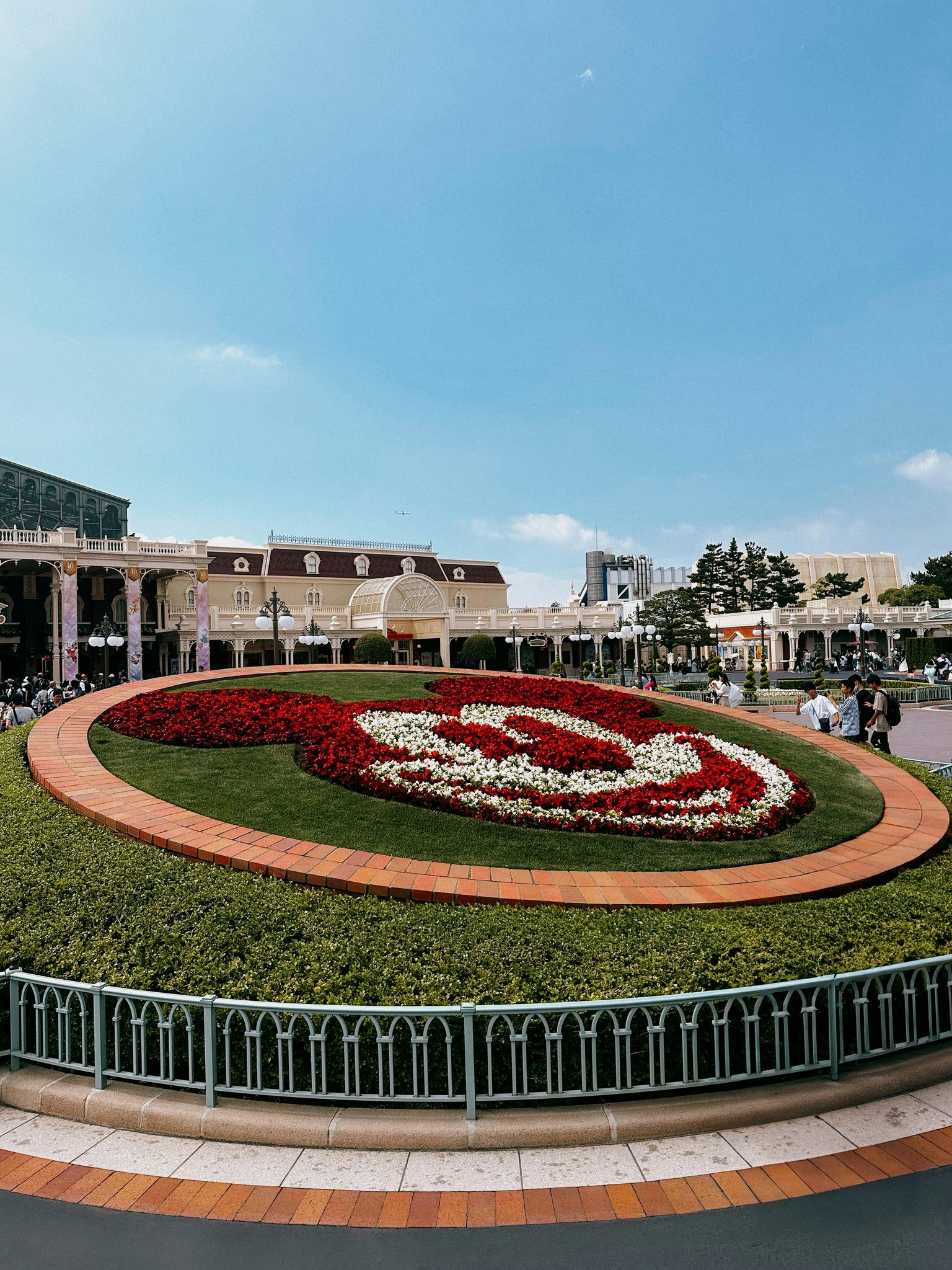 東京ディズニーランドの大きな花壇と芝生の円形花飾り