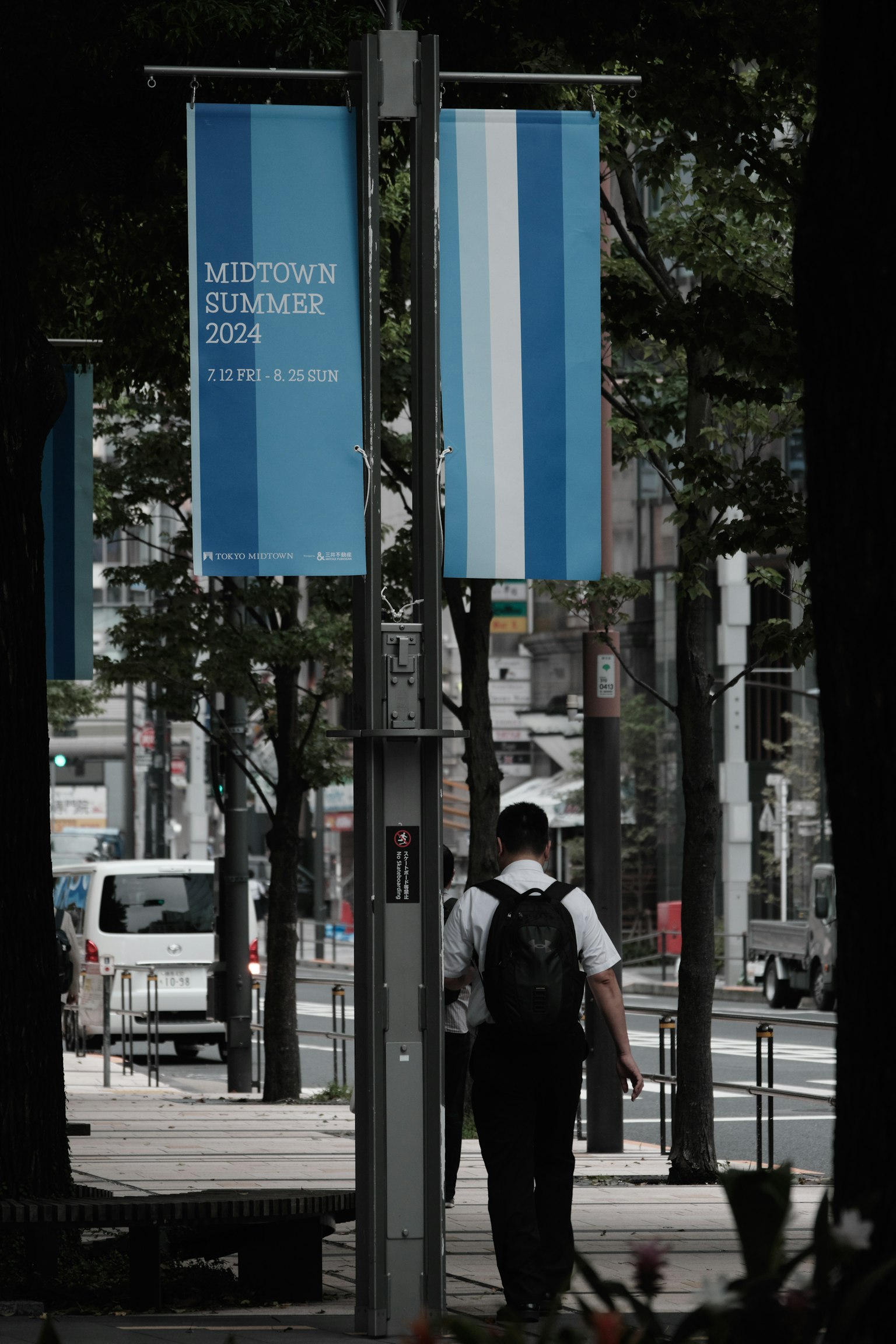 城市風景，有藍色橫幅和行走的人