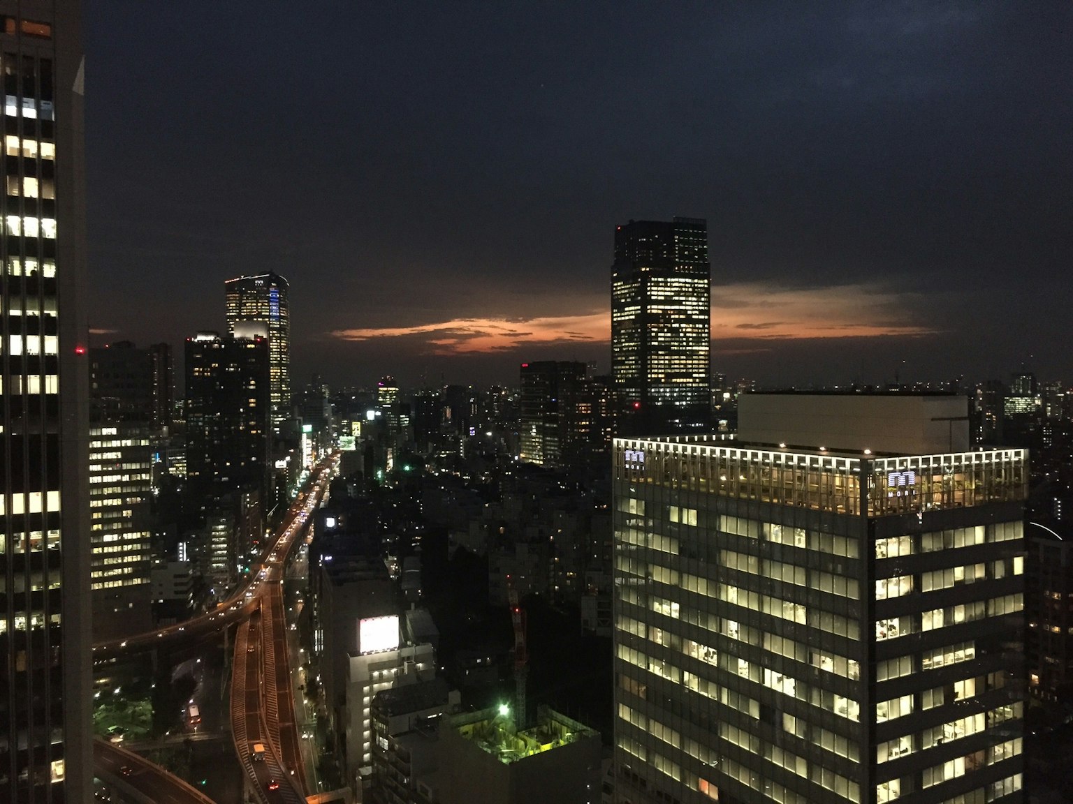 东京夜景 高楼大厦与灯光照亮的街道 夕阳