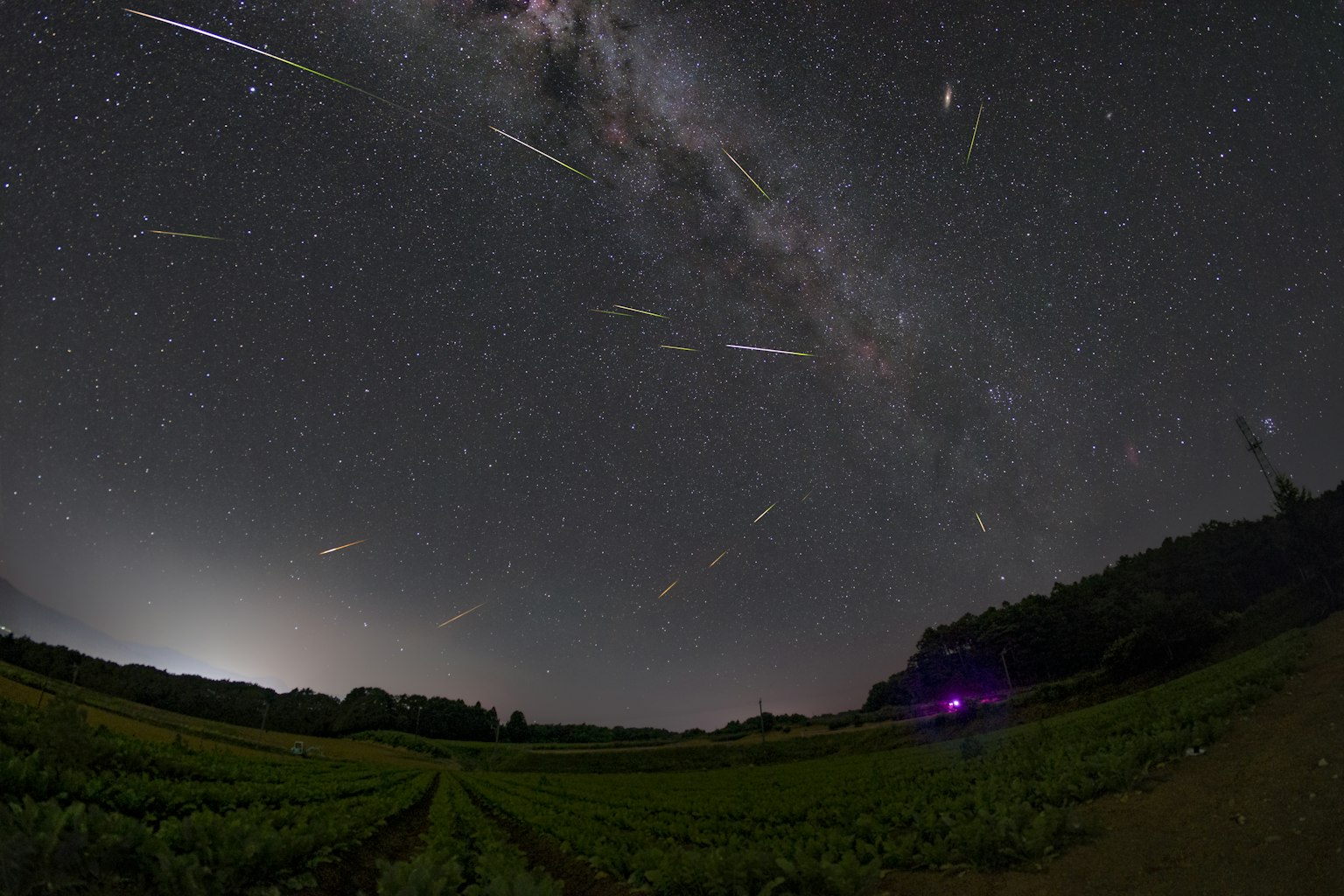 星空下的流星和可見的銀河