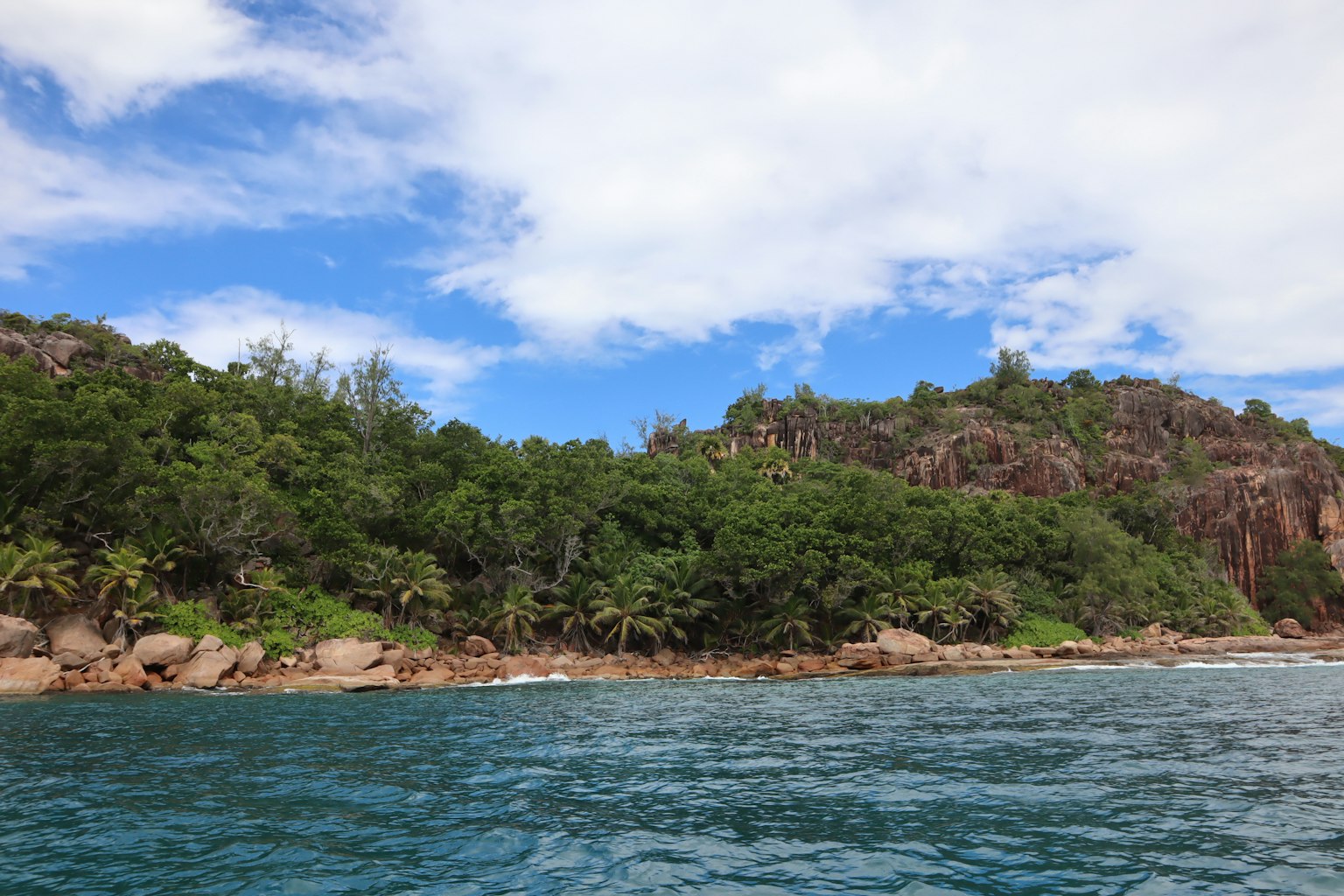 Vista escénica del océano azul y la costa verde