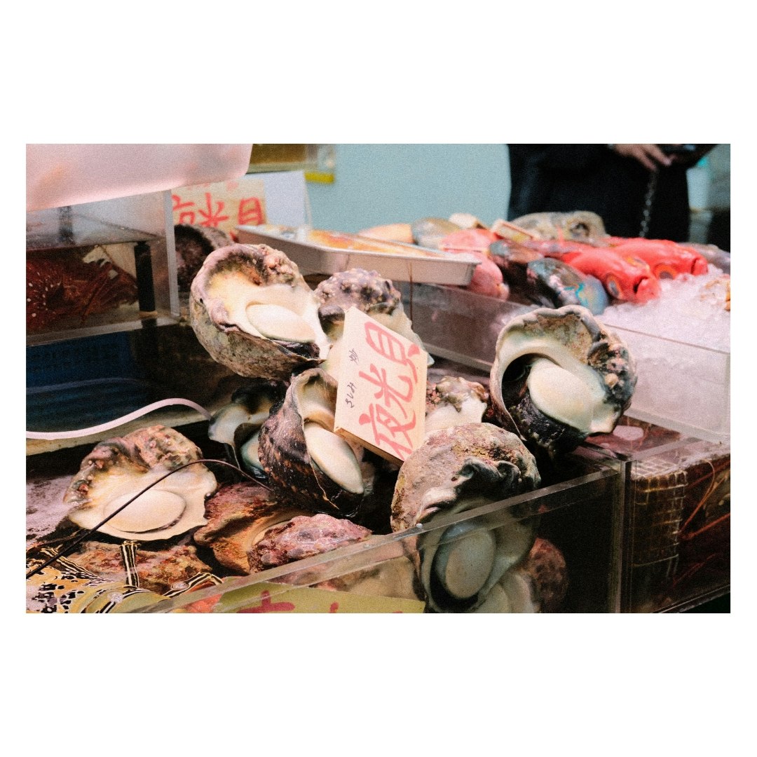 市場のショーケースに並ぶ貝や魚介の盛り合わせ