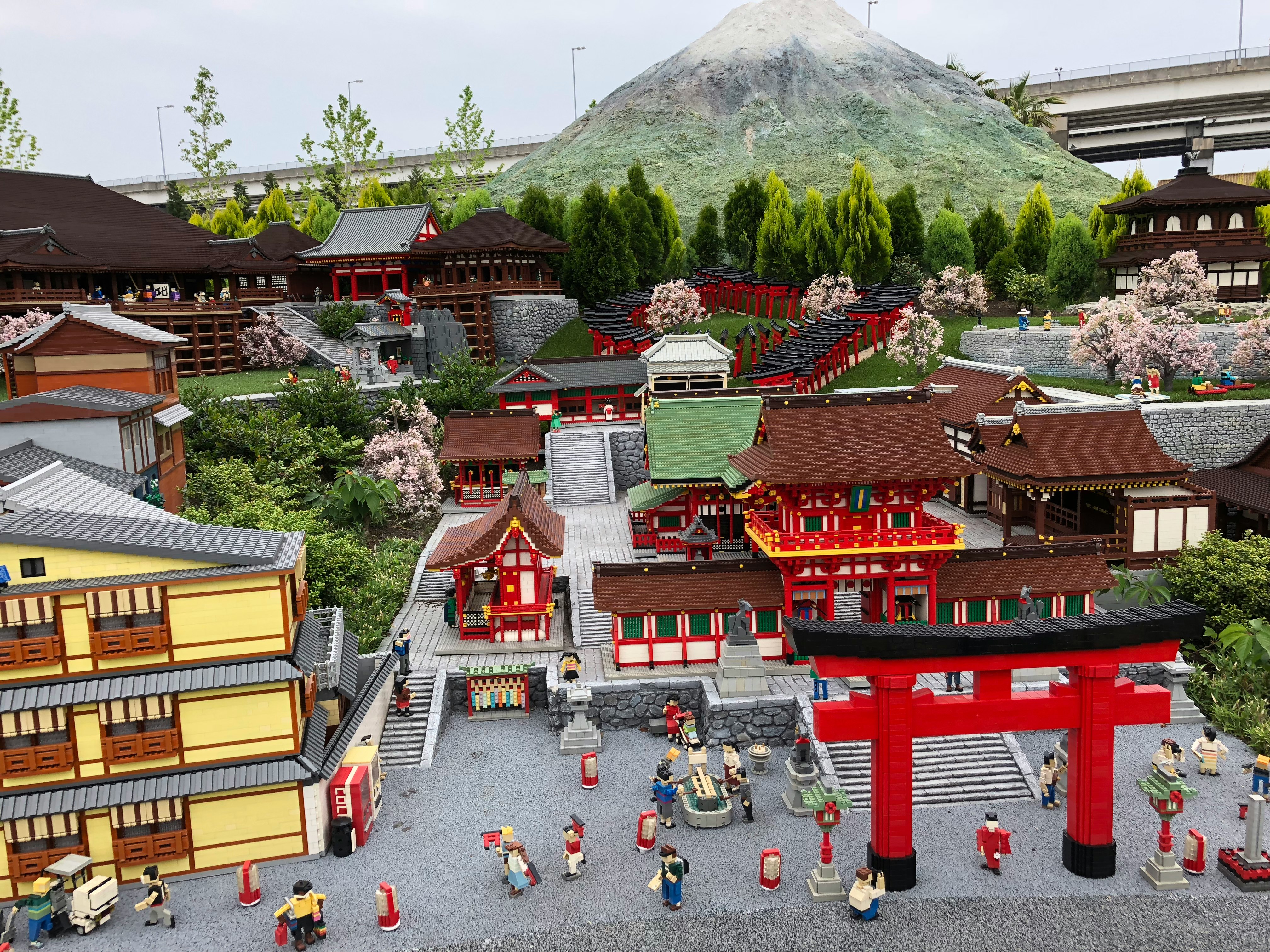 富士山を望む神社の参道と社殿の街並み
