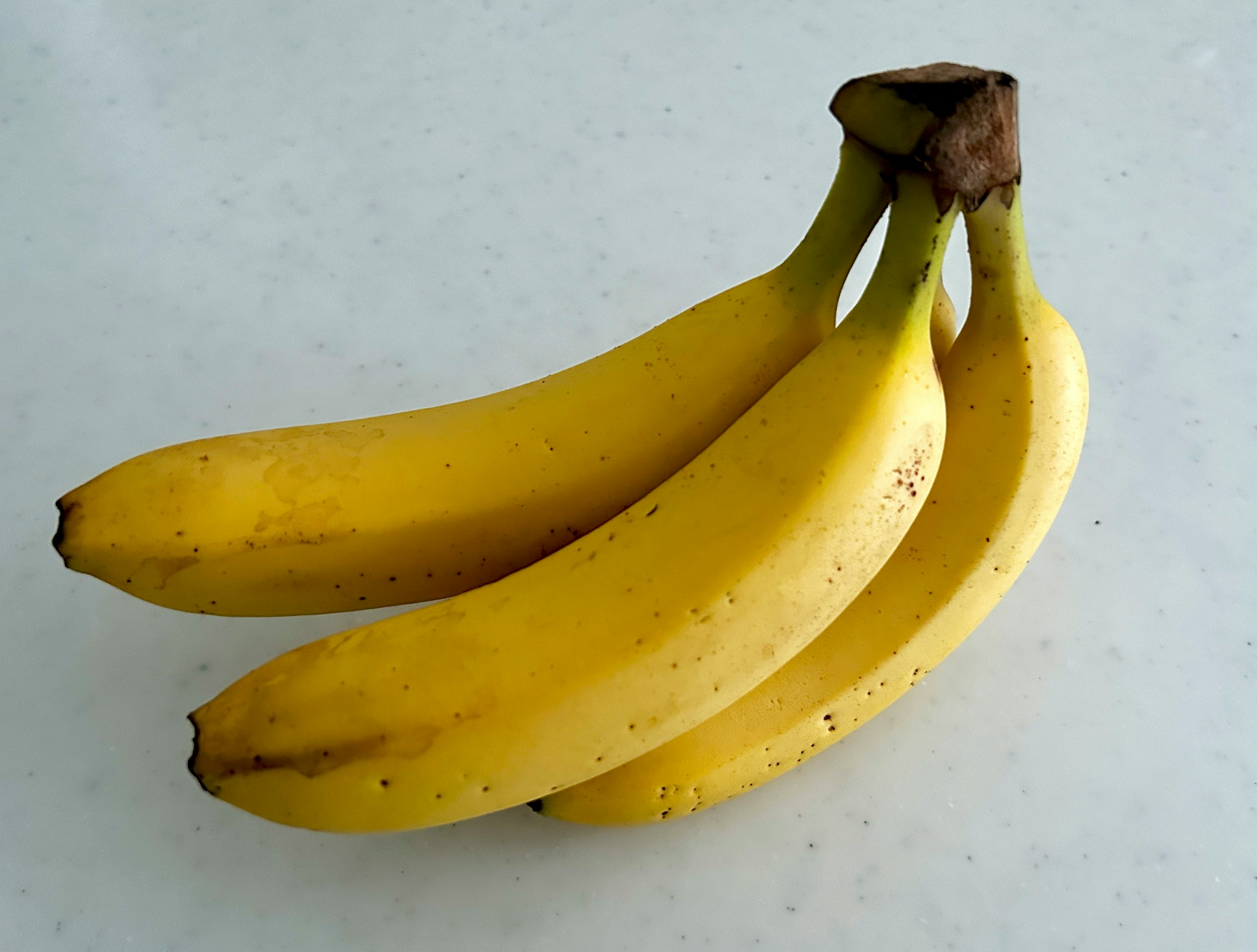 バナナの房と皮の質感が見える朝食フルーツ