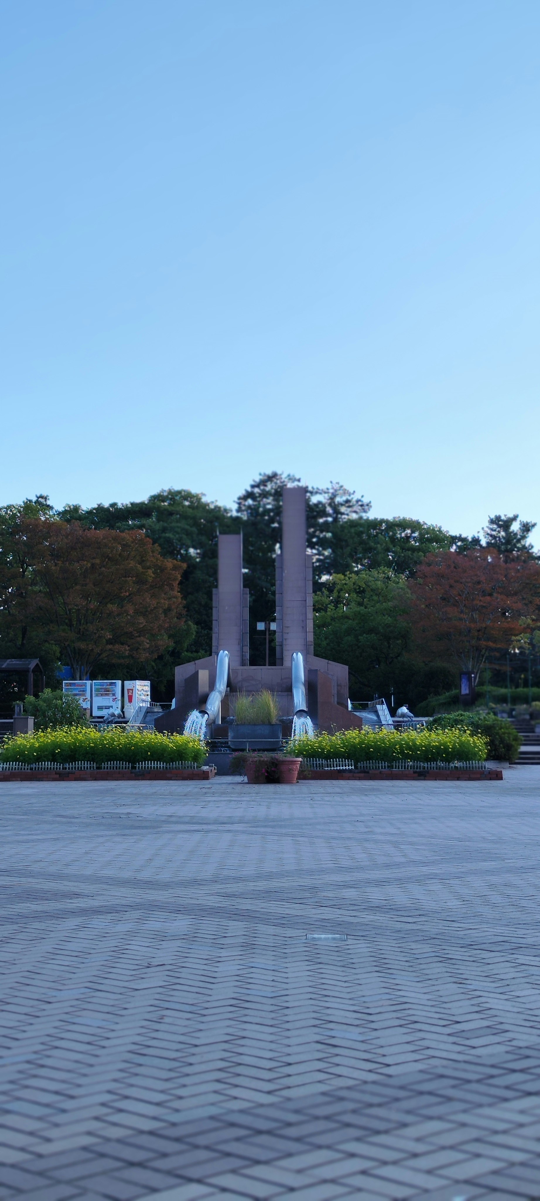 monument commémoratif et fontaine au centre d’une place