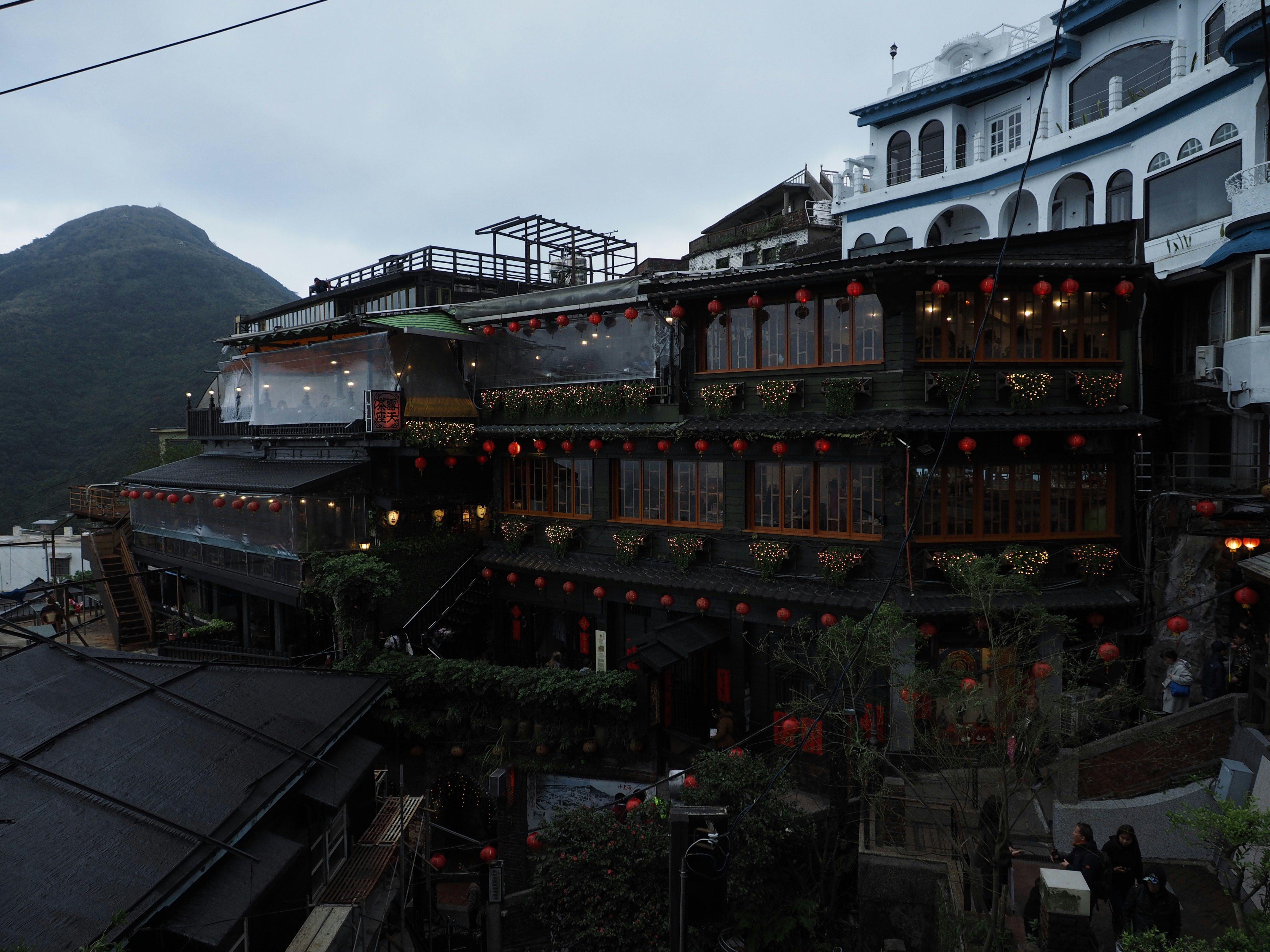 山間戶外木質層疊建築與燈籠