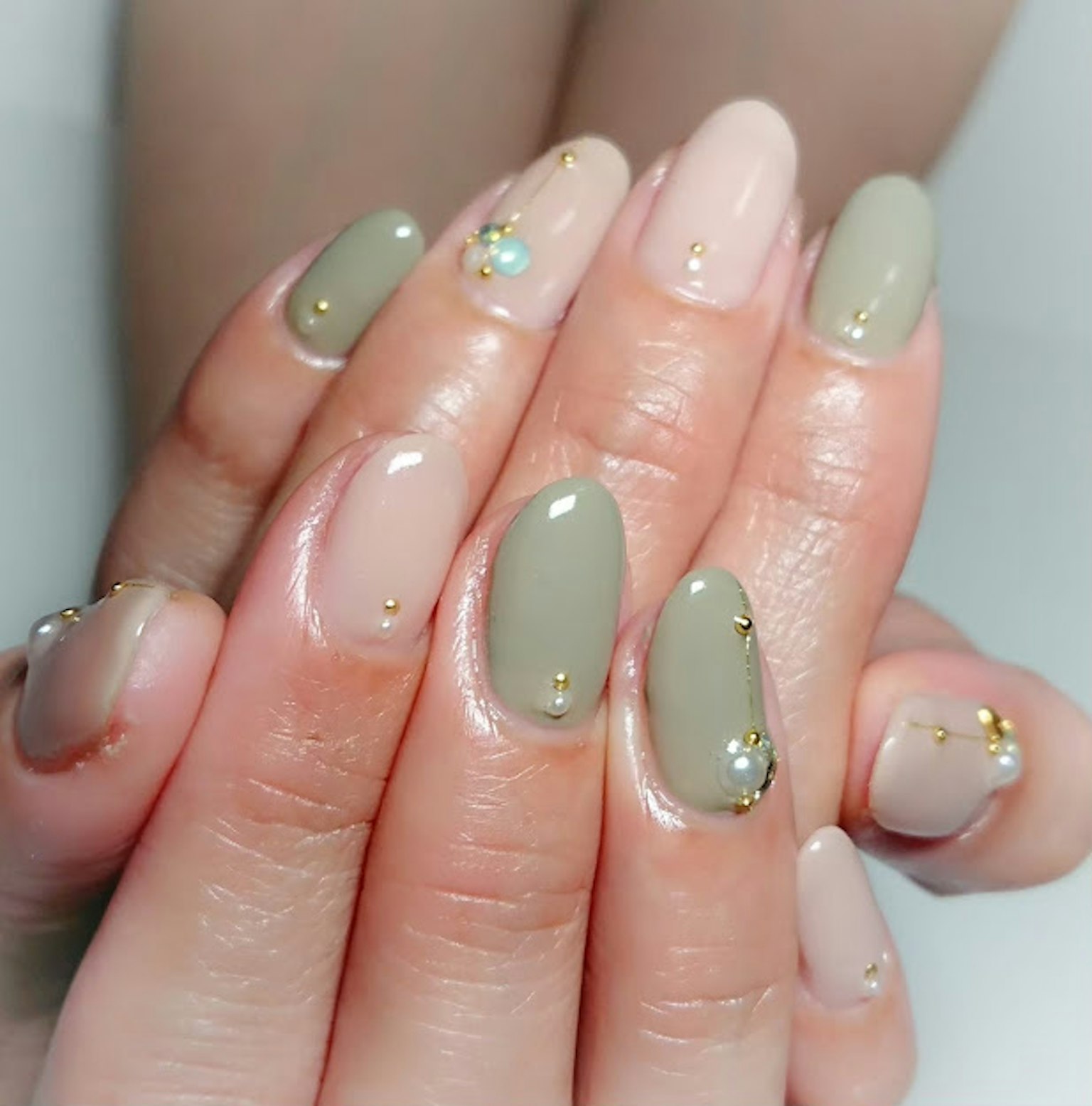 Nail art đẹp với sắc xanh và be nhấn nhá bởi những chi tiết nhỏ xinh