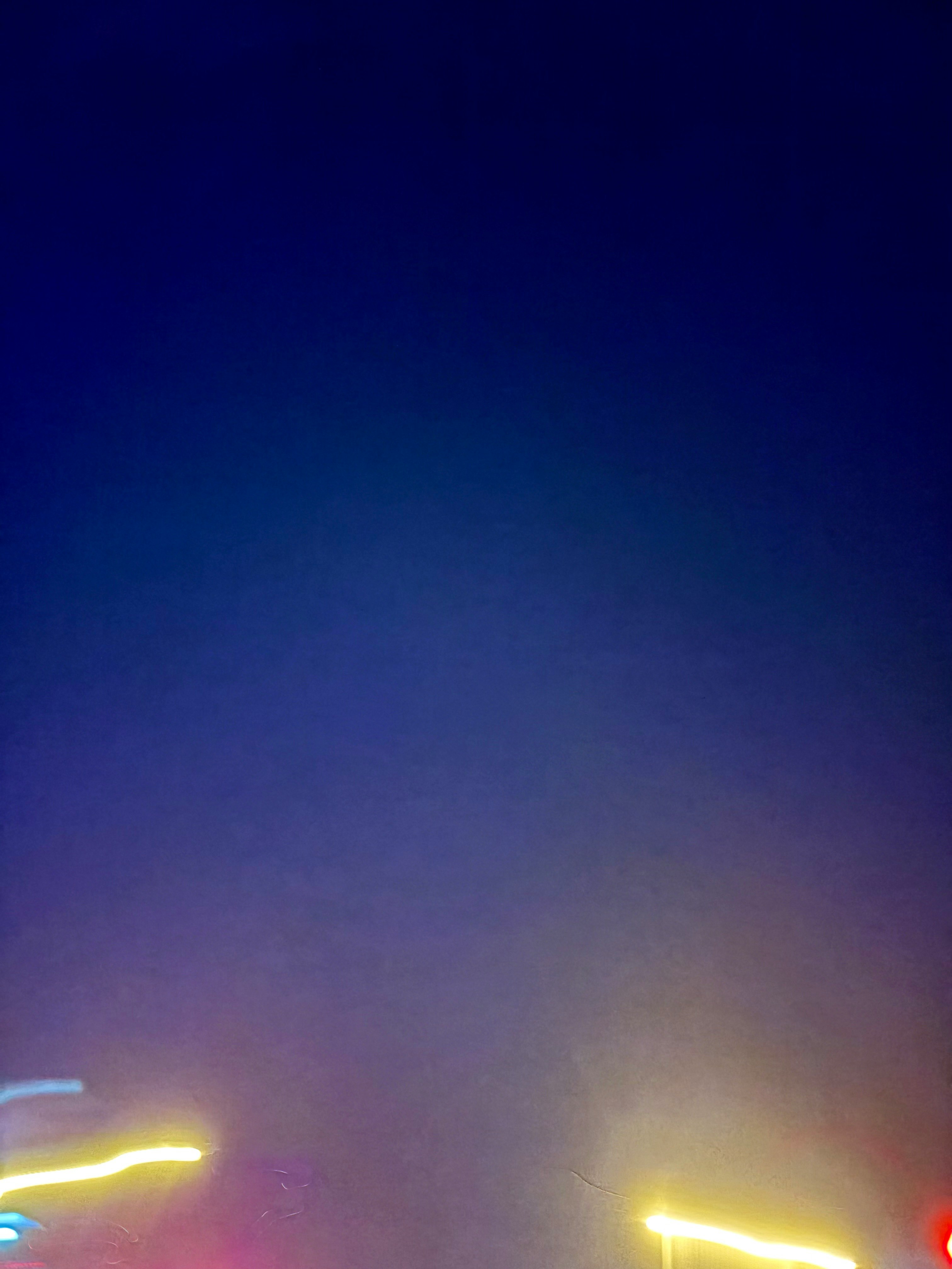 夜の街で光がにじむ交通信号のある風景