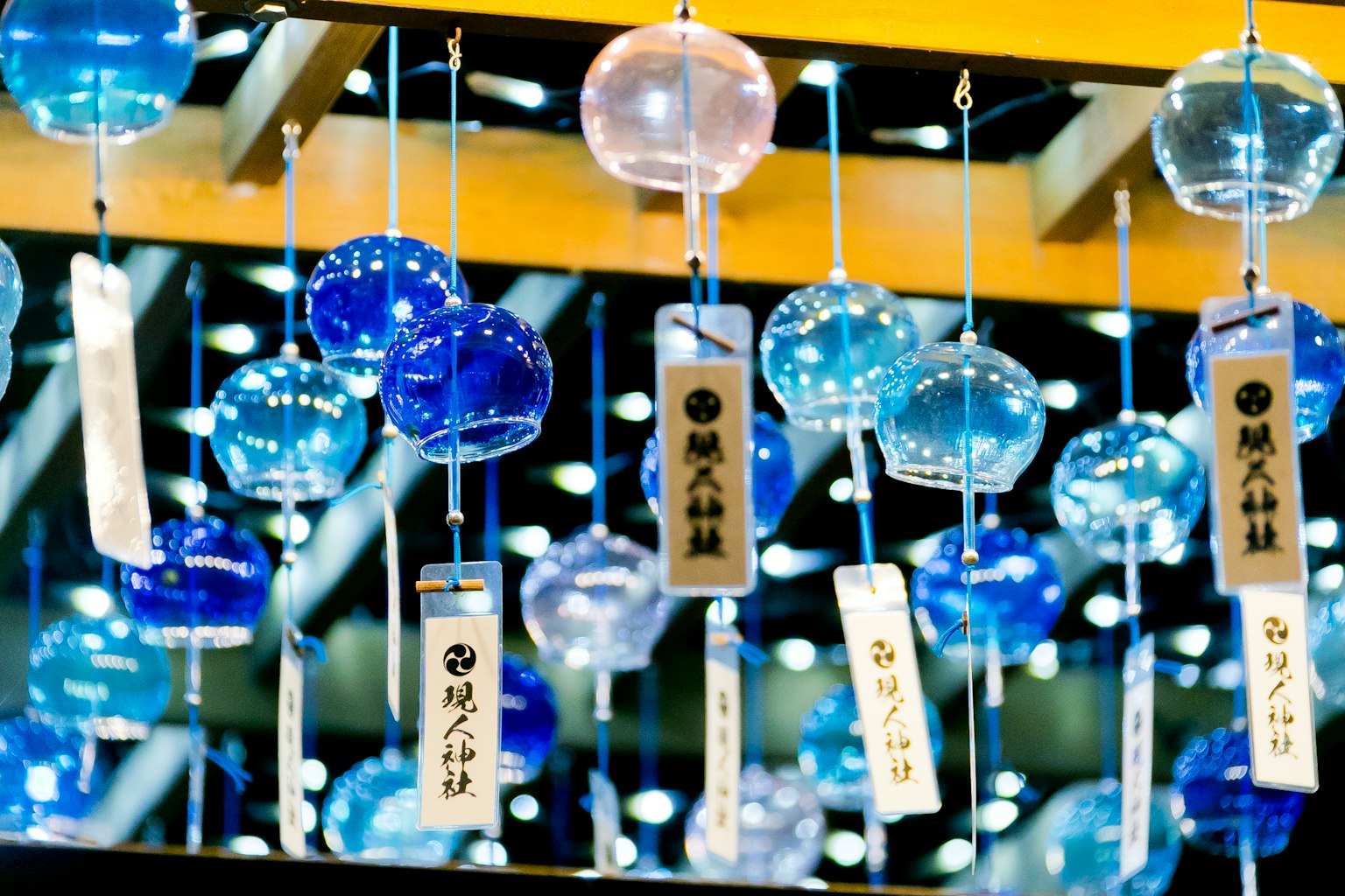 美麗的藍色和透明風鈴懸掛展示
