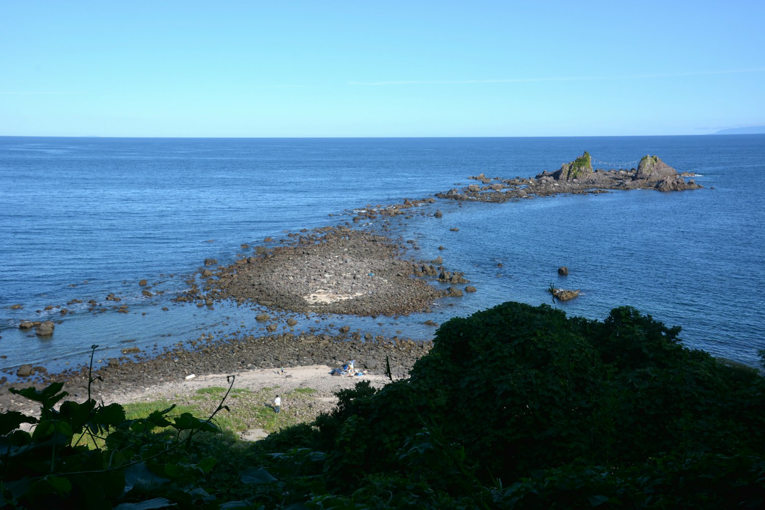 蓝色海洋和岩石海滩的风景