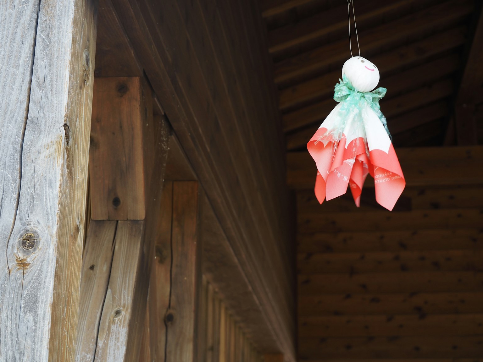 Decorazione a vento appesa in una struttura di legno
