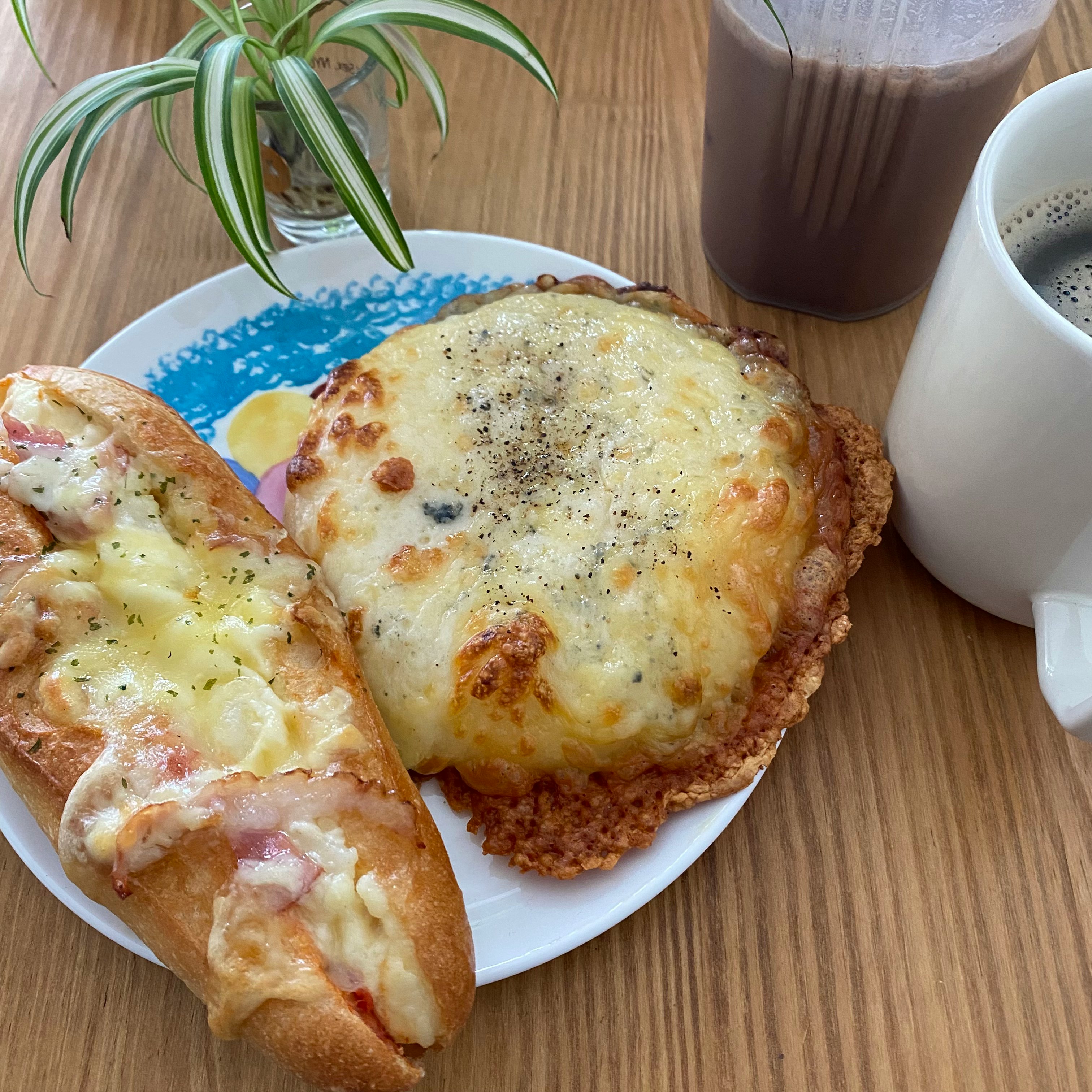 Đĩa ăn sáng với bánh phô mai và cà phê