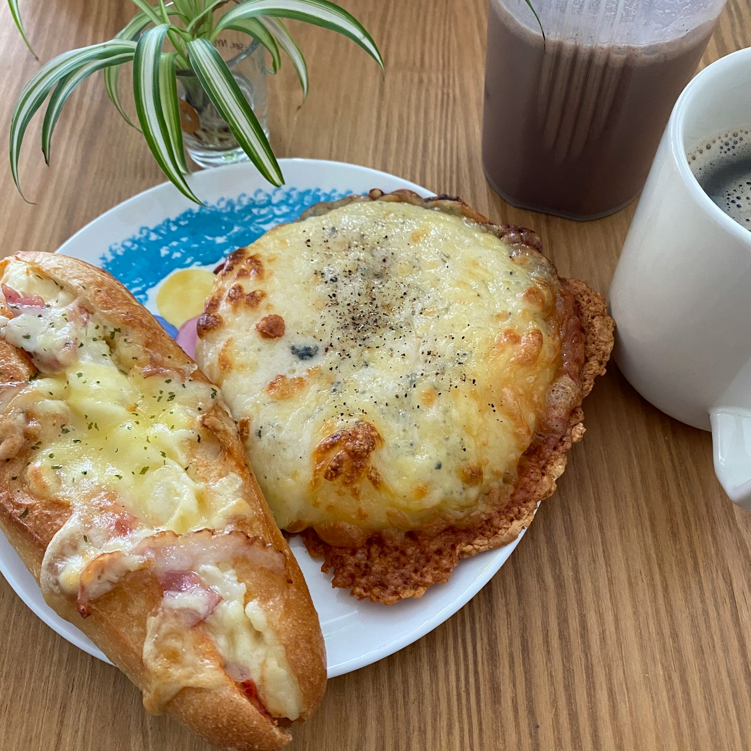 Piatto per colazione con pane al formaggio e caffè
