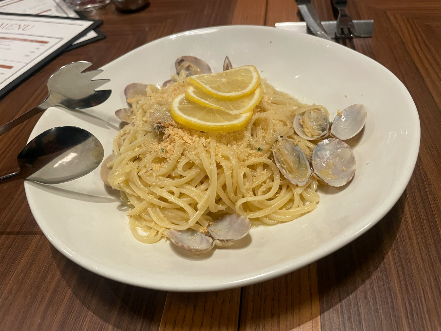 Teller mit Spaghetti und Muscheln, garniert mit Zitronenscheiben