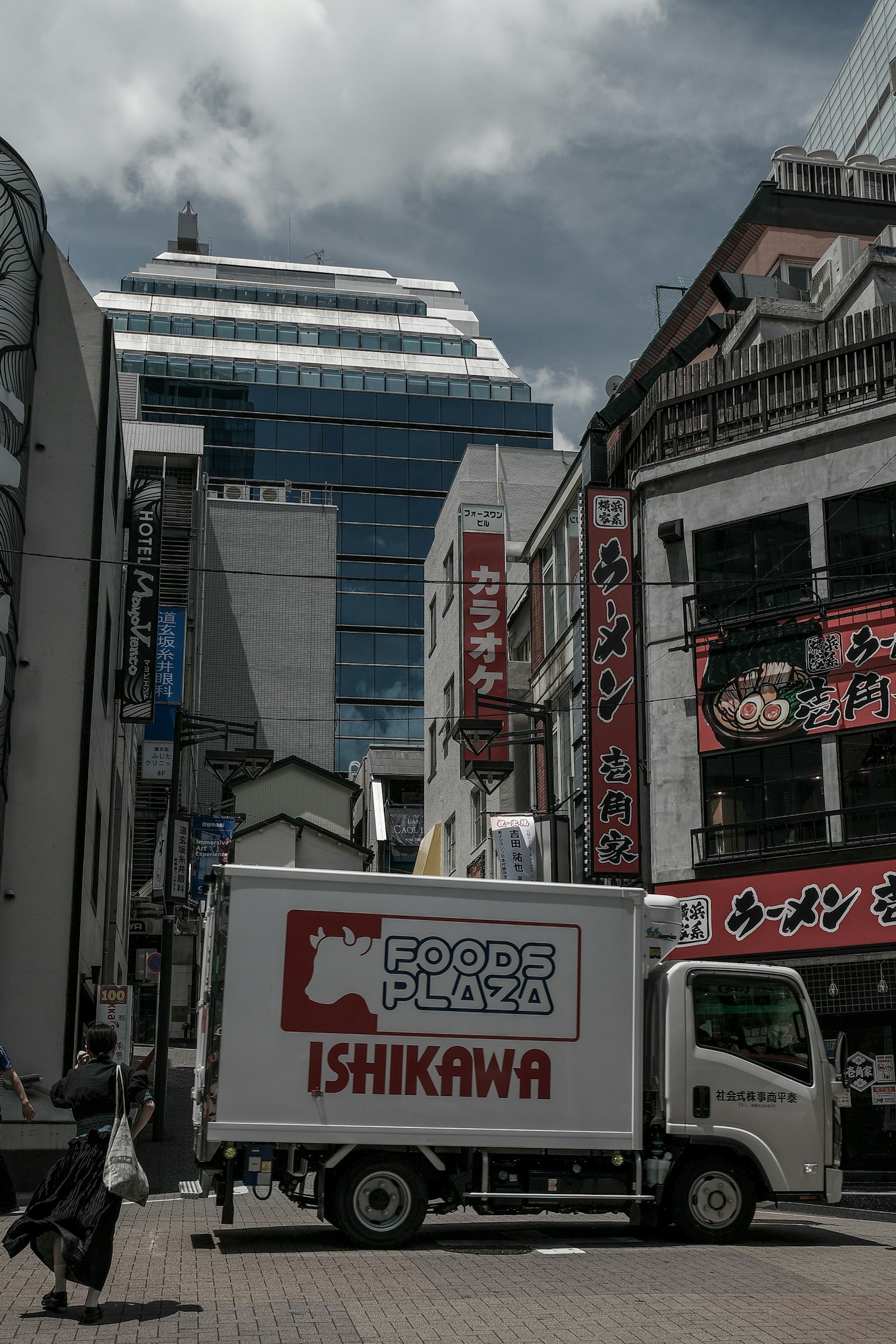 城市街道上停著的ISHIKAWA卡車和背景中的高樓