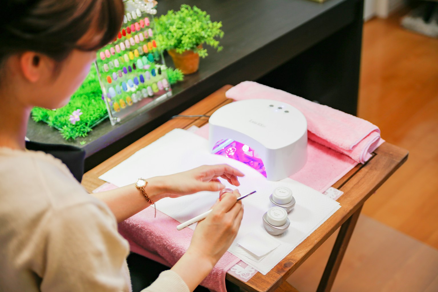 Donna che si fa fare unghie in gel in un salone di bellezza