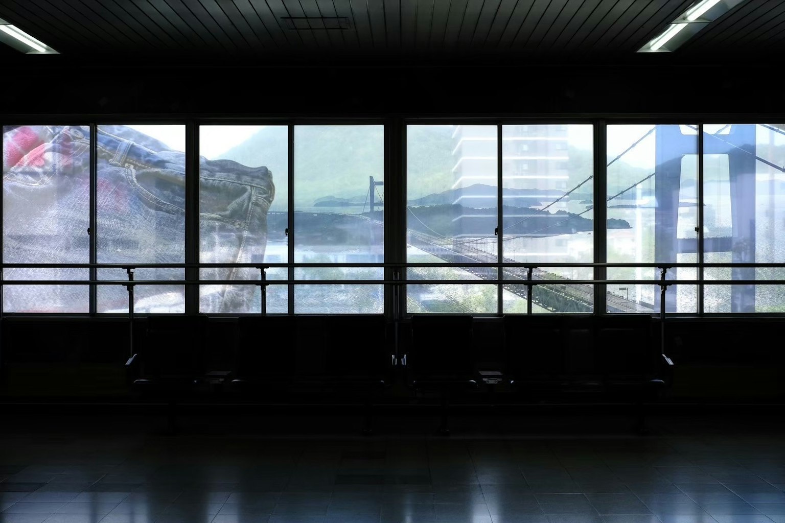 Paysage urbain visible à travers des fenêtres avec des éléments d'art abstrait