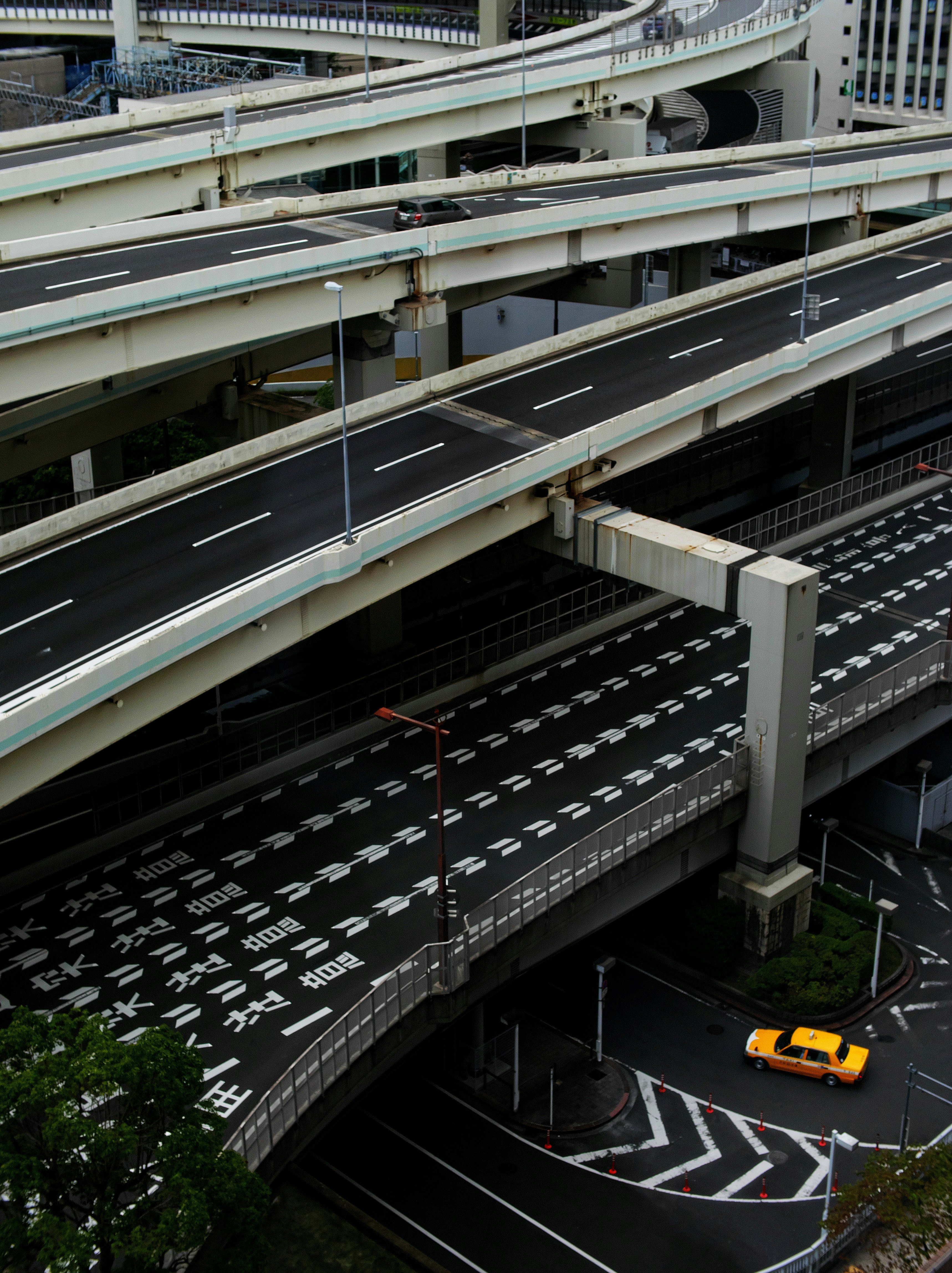 高架道路と車線が交差する都市の立体交差点