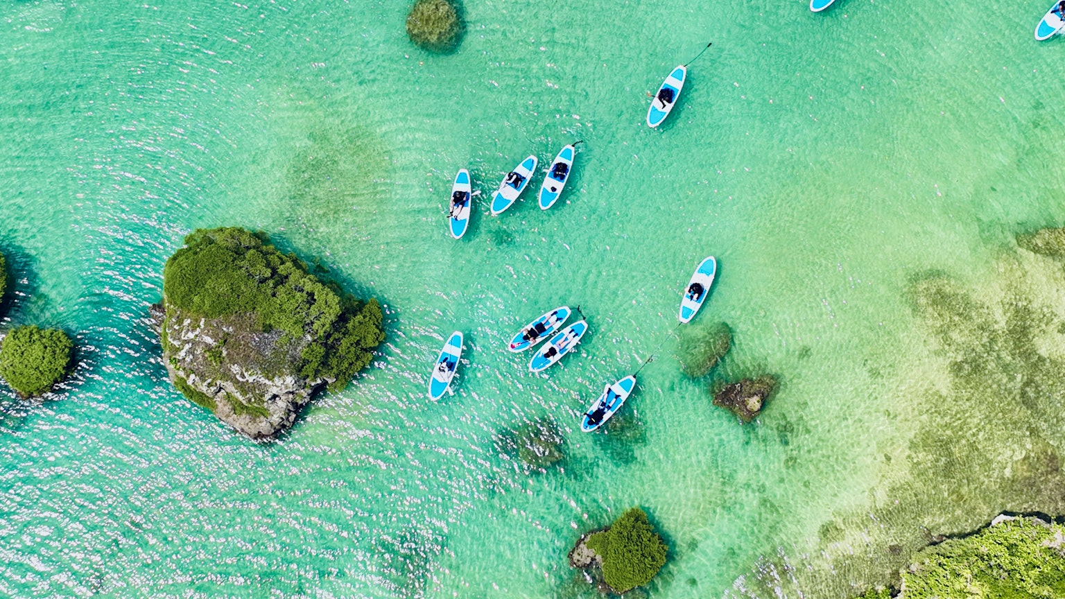 Vista aerea di kayak blu su un mare turchese chiaro