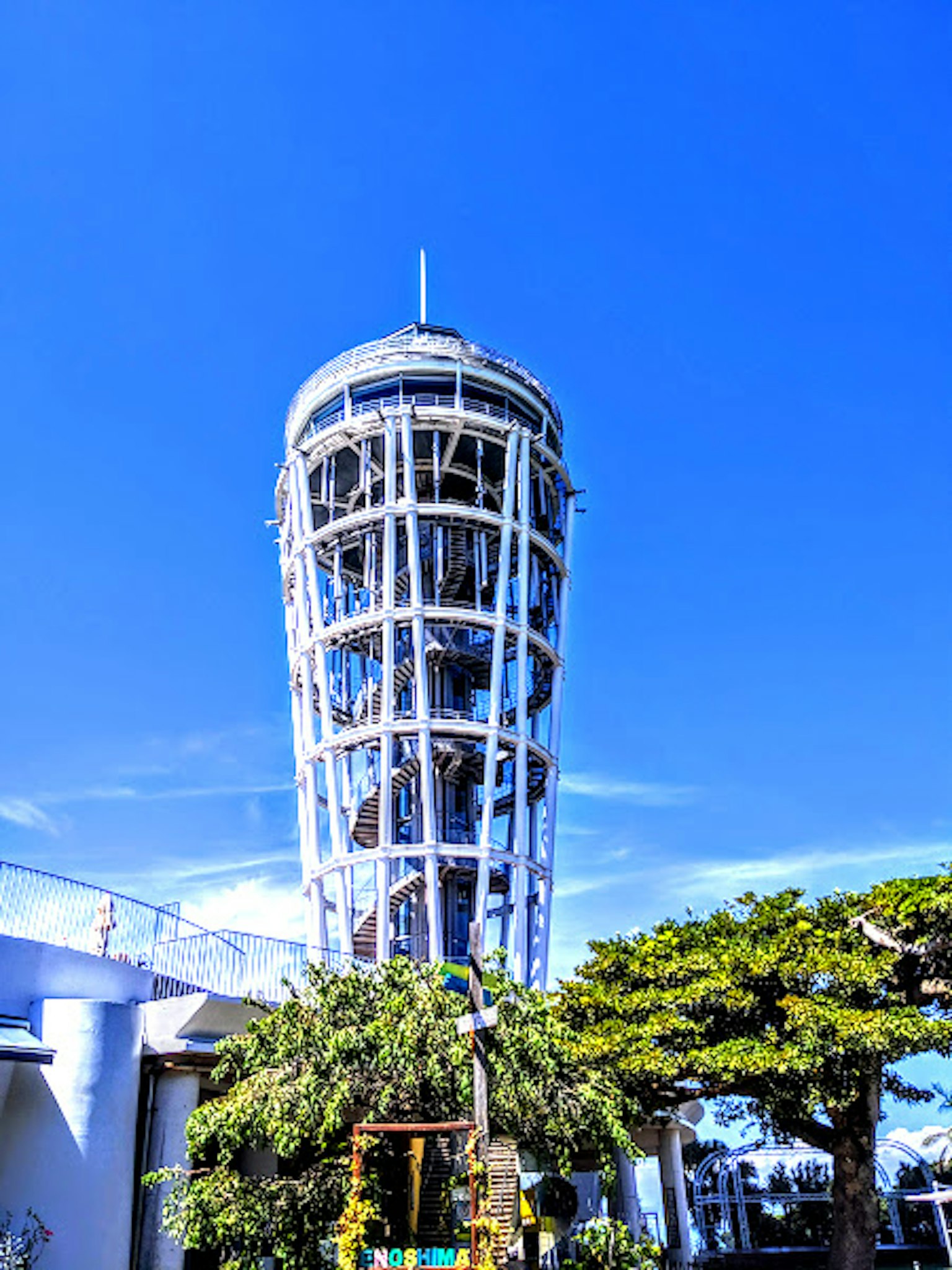 Menara observasi modern di bawah langit biru