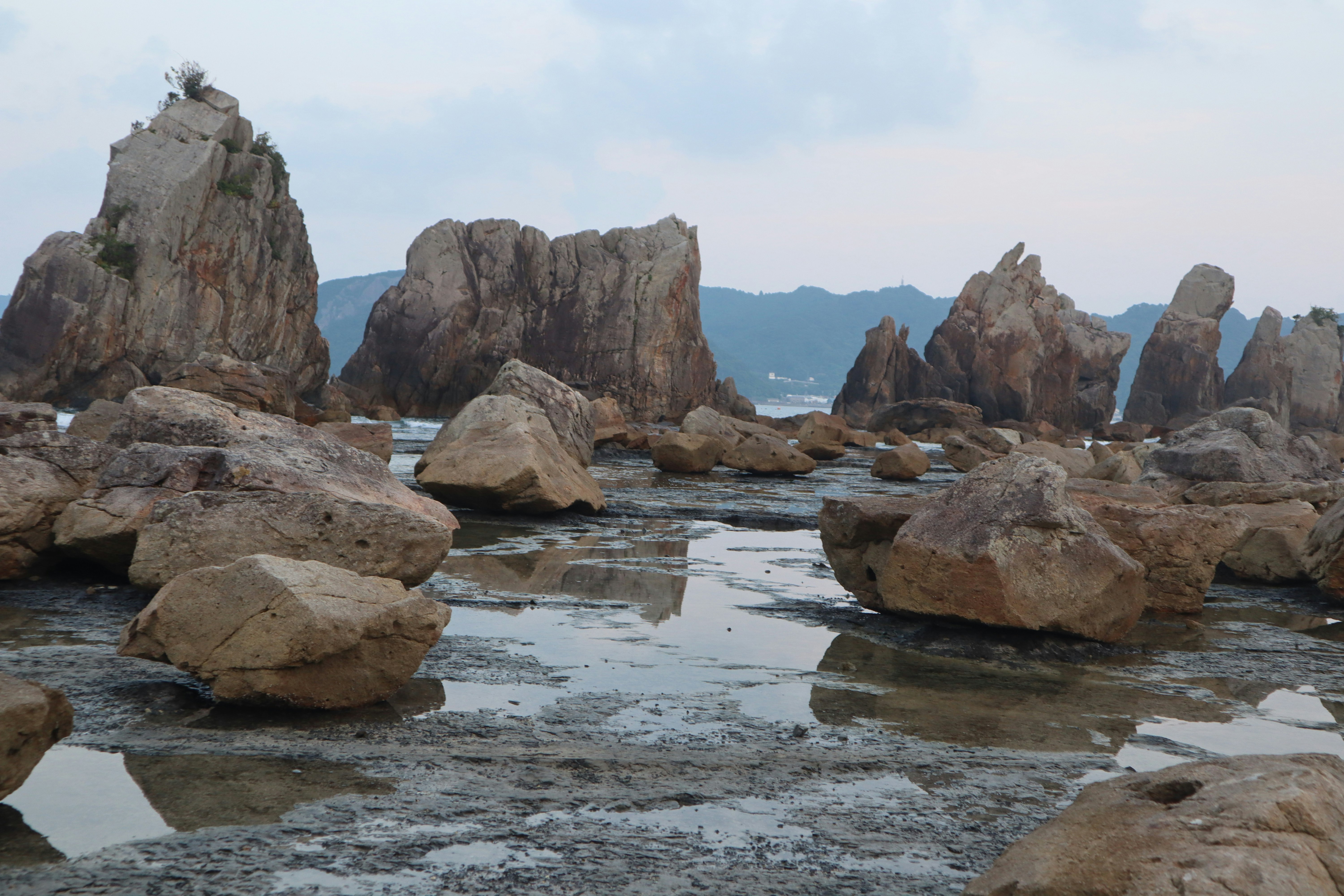 岩石海岸的海浪與奇特礁石