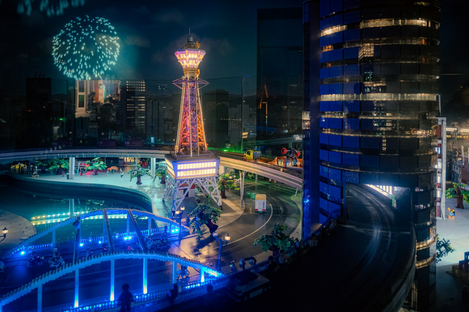 夜間城市景觀與煙火絢麗摩天大樓和多彩照明