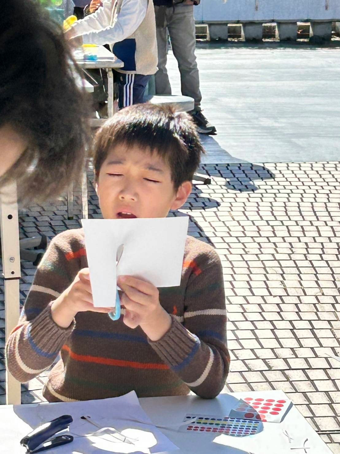 momento di apprendimento all’aperto: un bambino guarda un foglio