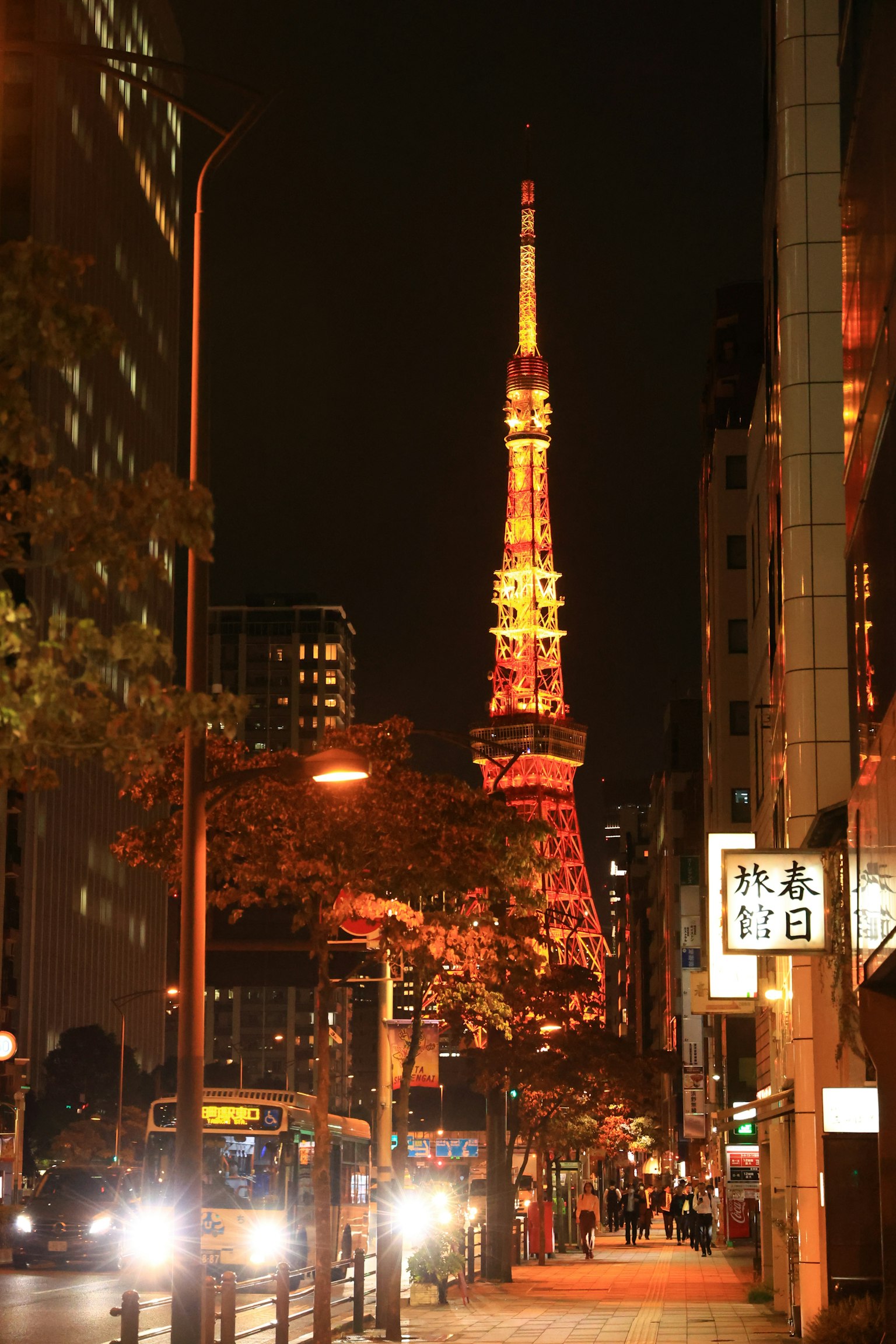 Torre de Tokio iluminada por la noche con calles de la ciudad