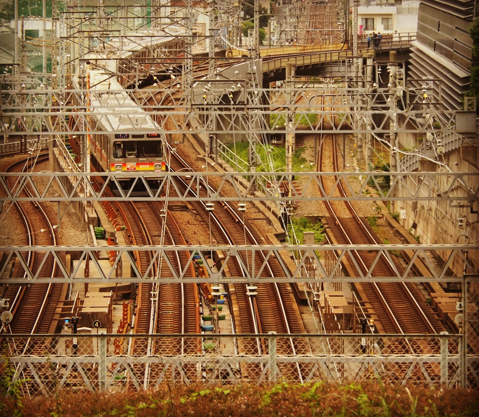 รางรถไฟที่ซับซ้อนและสายไฟฟ้าในสภาพแวดล้อมในเมือง