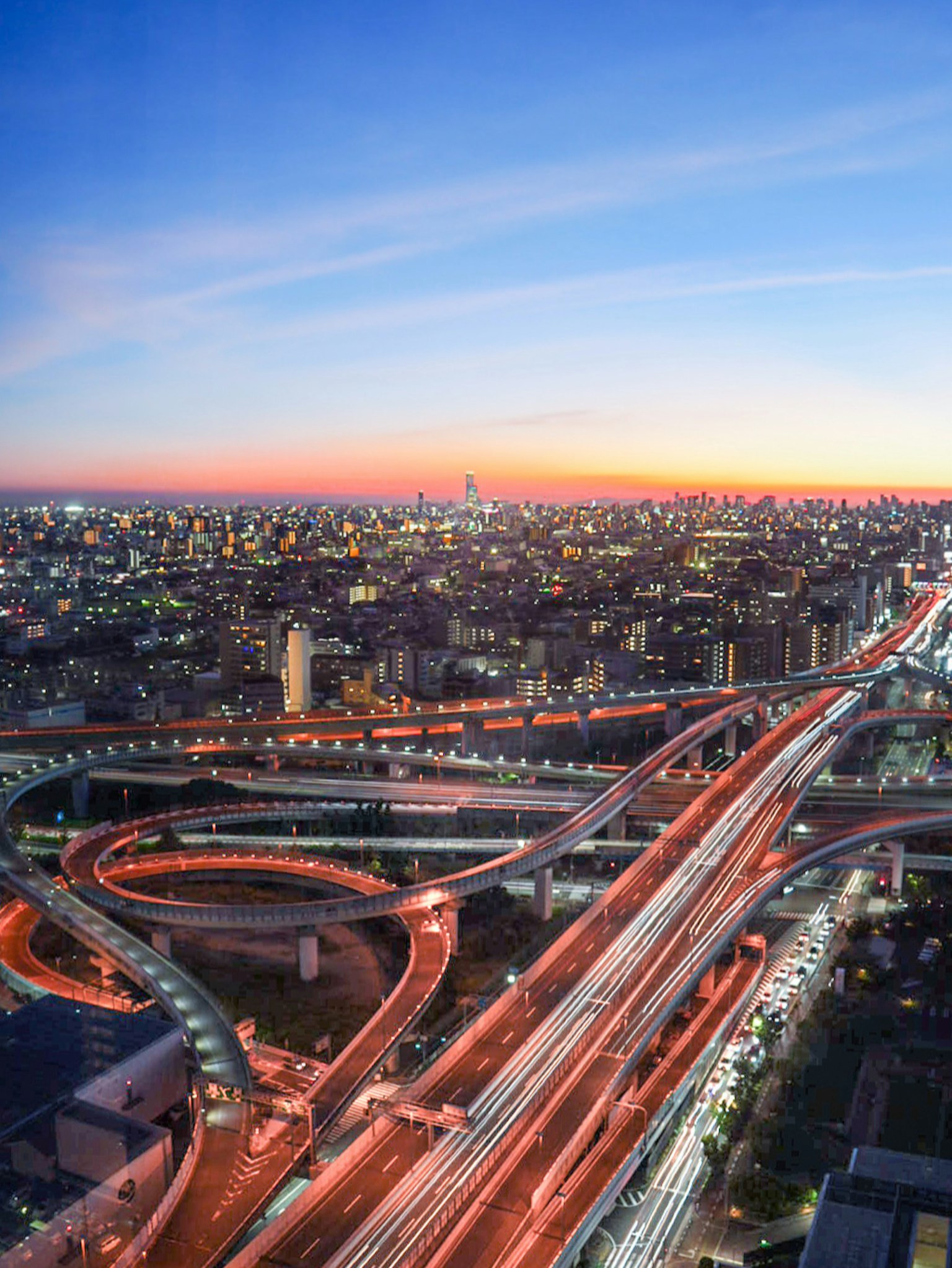 Vista mozzafiato dello skyline di Tokyo con intricate intersezioni autostradali al crepuscolo