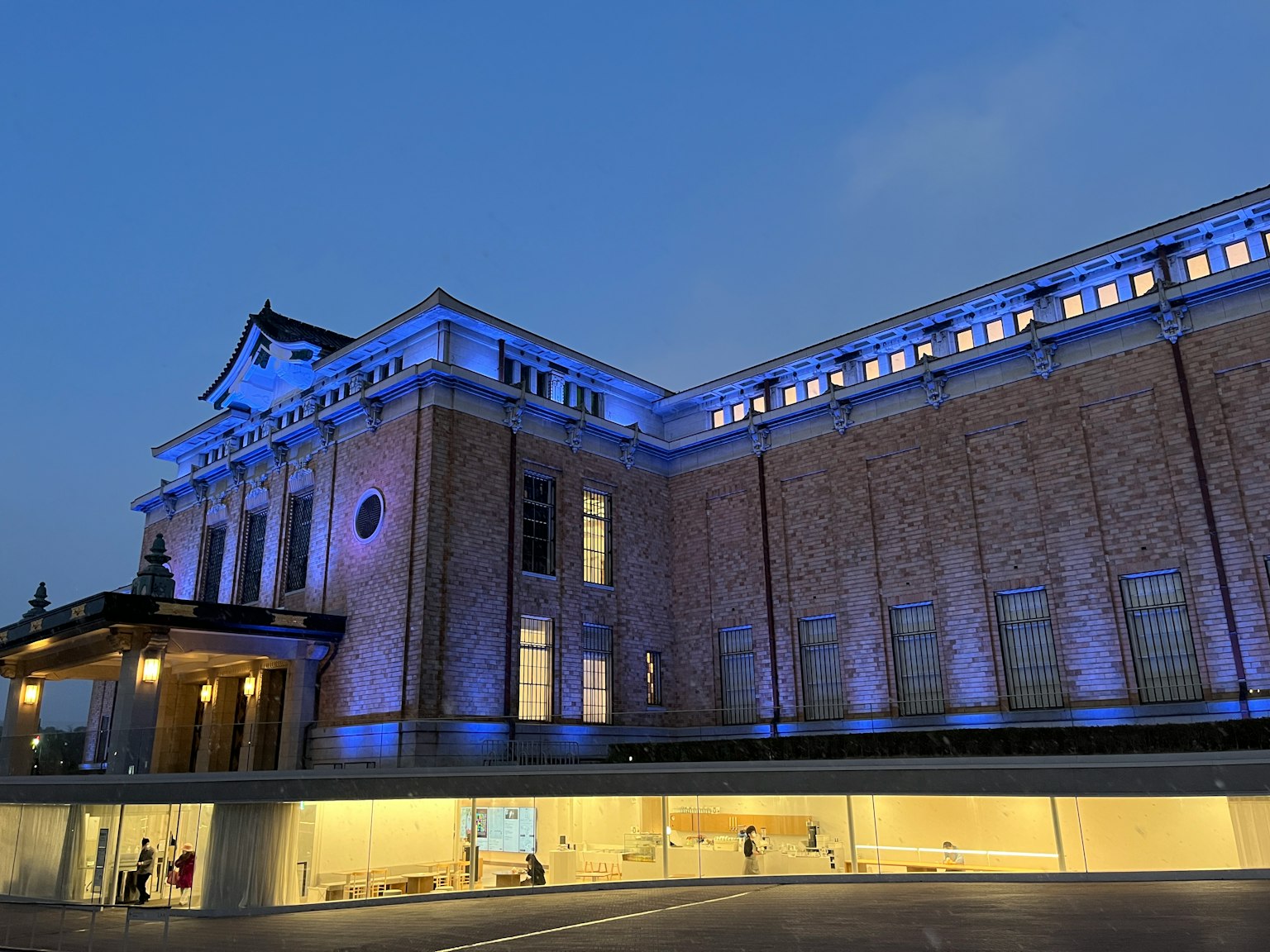 Esterno di un edificio storico illuminato da luci blu