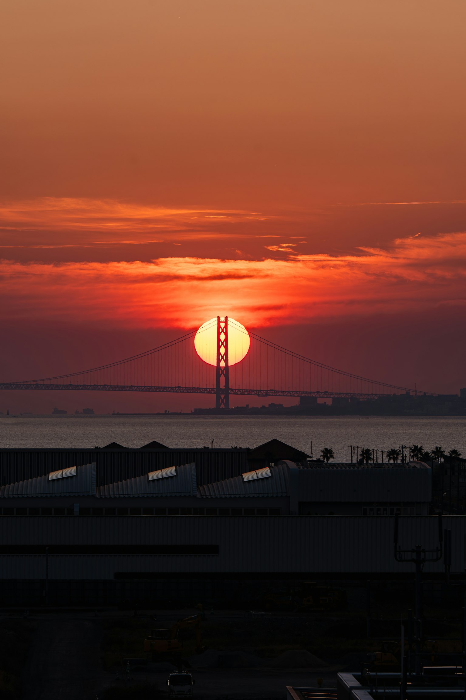 Hermoso atardecer sobre un puente con colores vibrantes