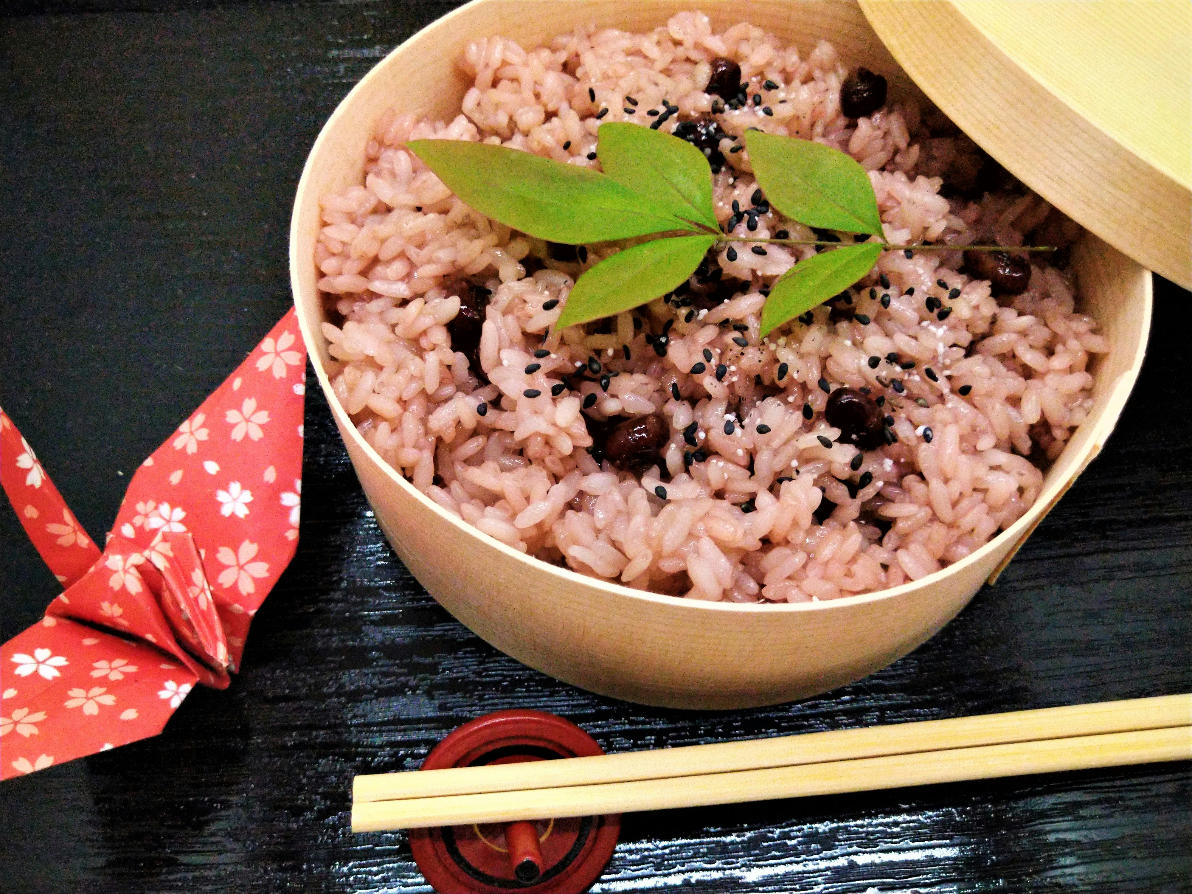 桜の花びら模様の布と豆入りの炊き込みご飯の器