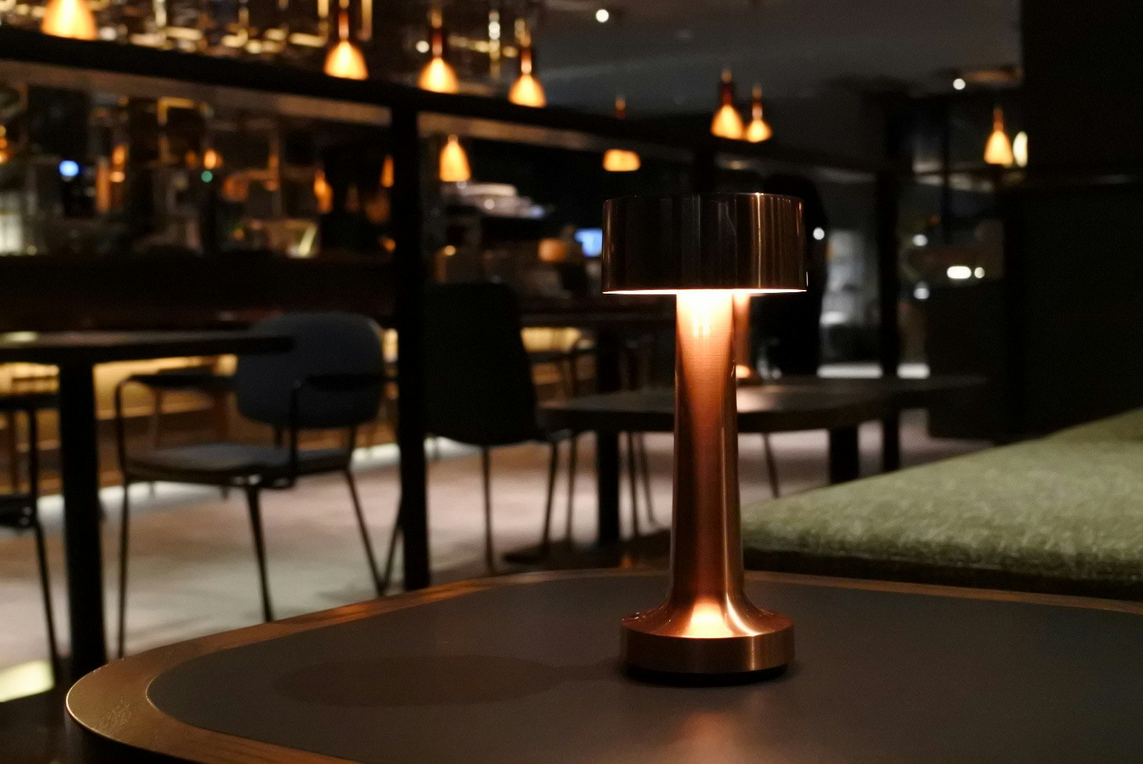 gemütliches Café-Interieur mit Tischen und warmen Hängelampen