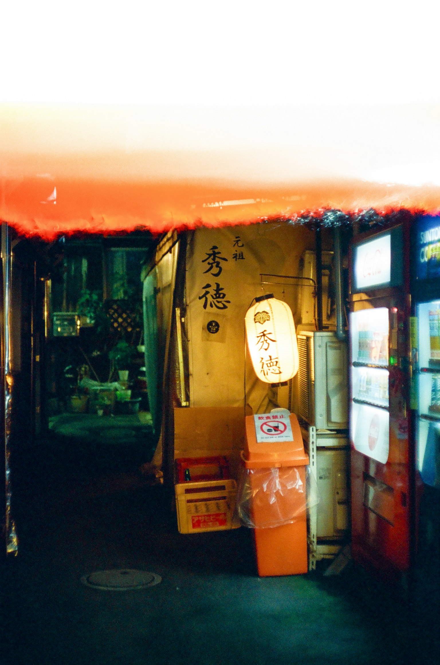 狭窄巷道，带有灯笼和自动售货机