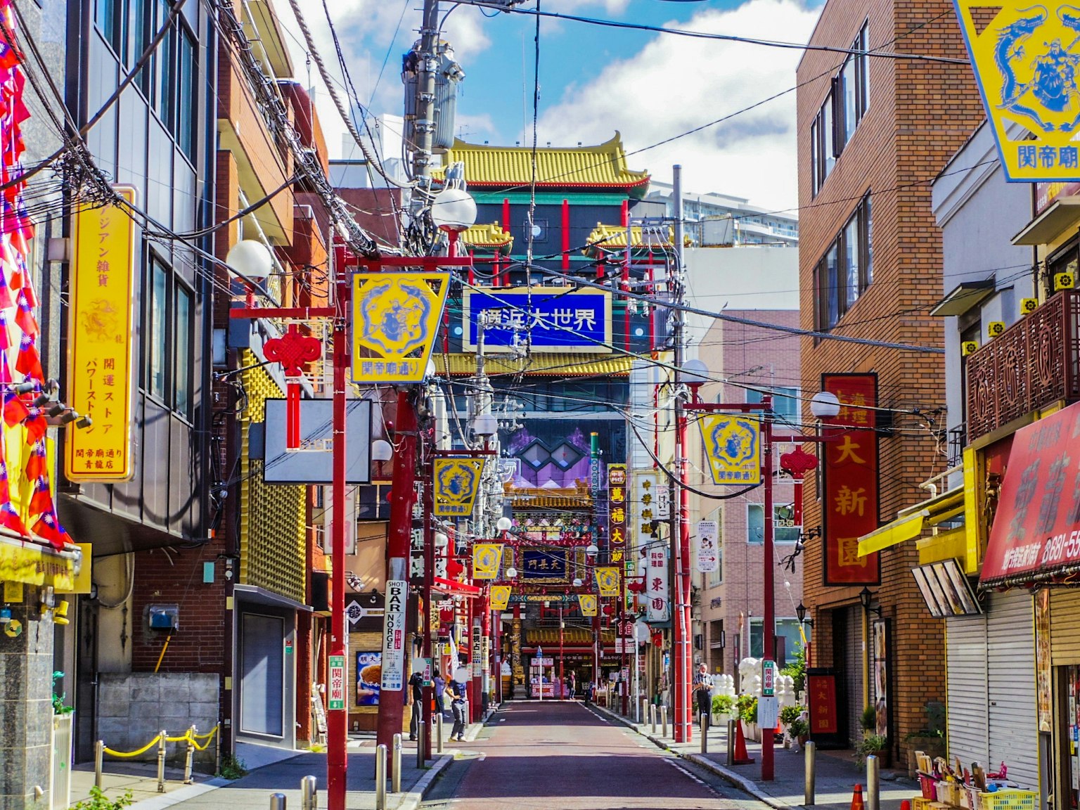Jalan yang hidup di Chinatown dengan papan nama berwarna-warni dan bangunan