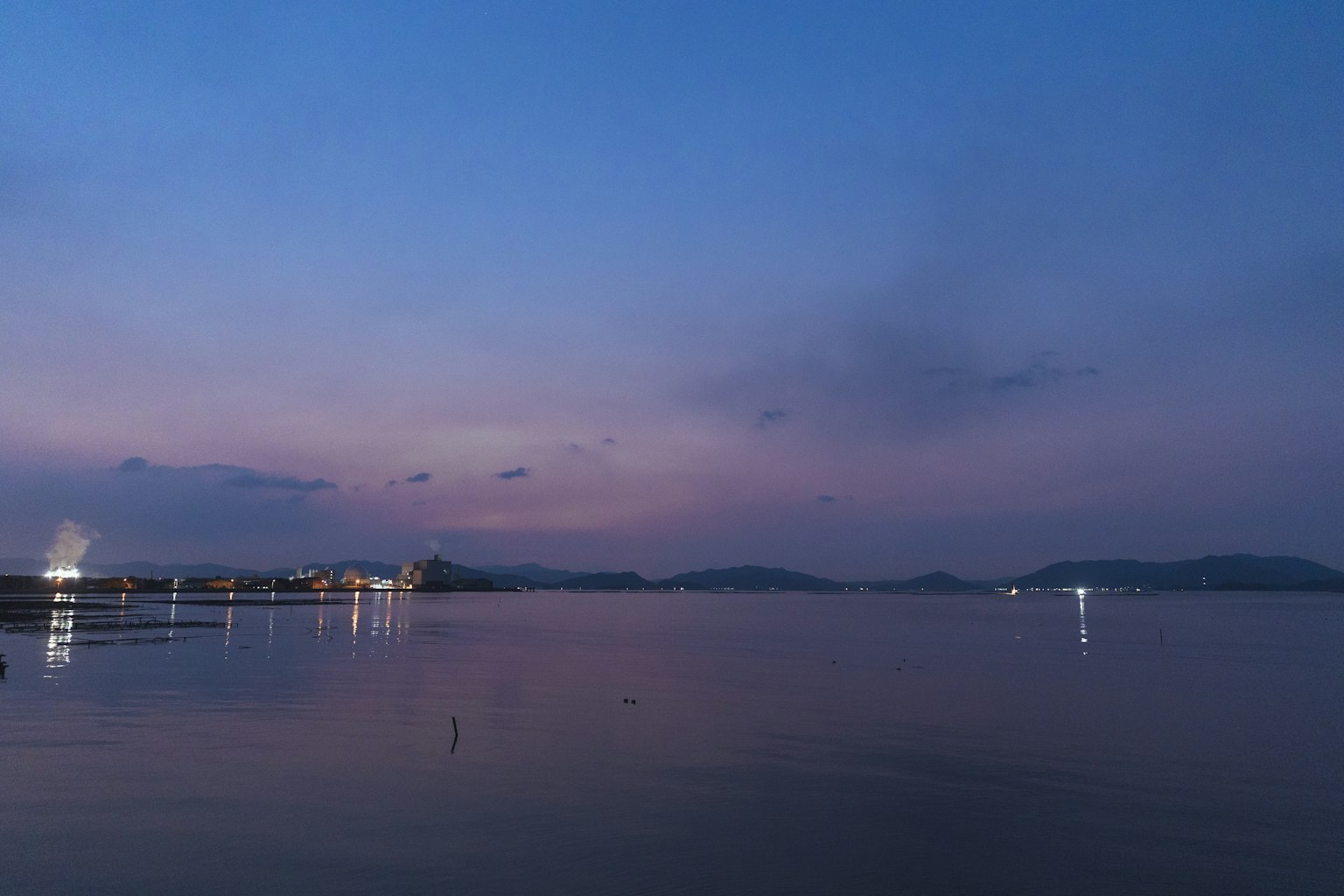 Scène de lac au crépuscule avec des reflets colorés du ciel sur la surface de l'eau