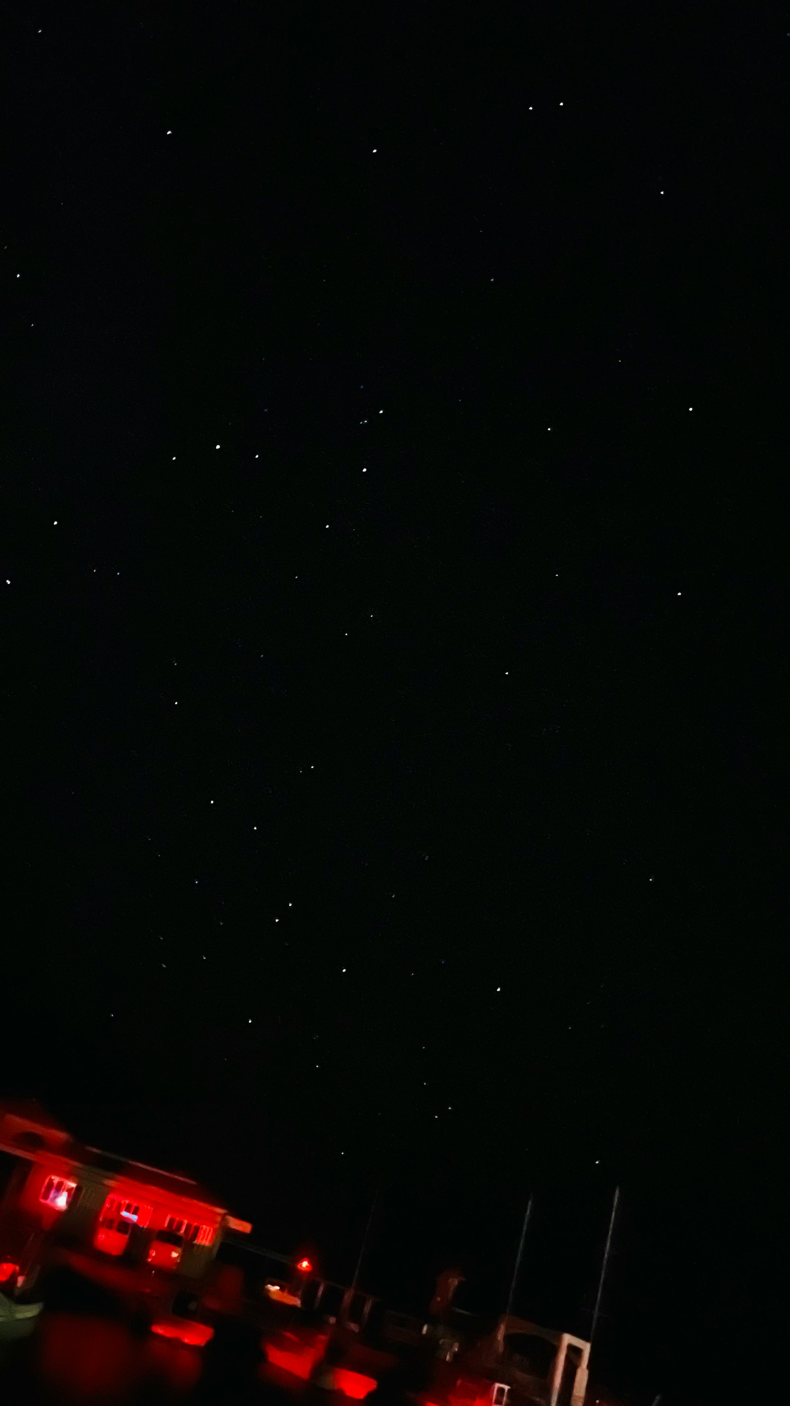星空闪烁的星星和红色建筑灯光