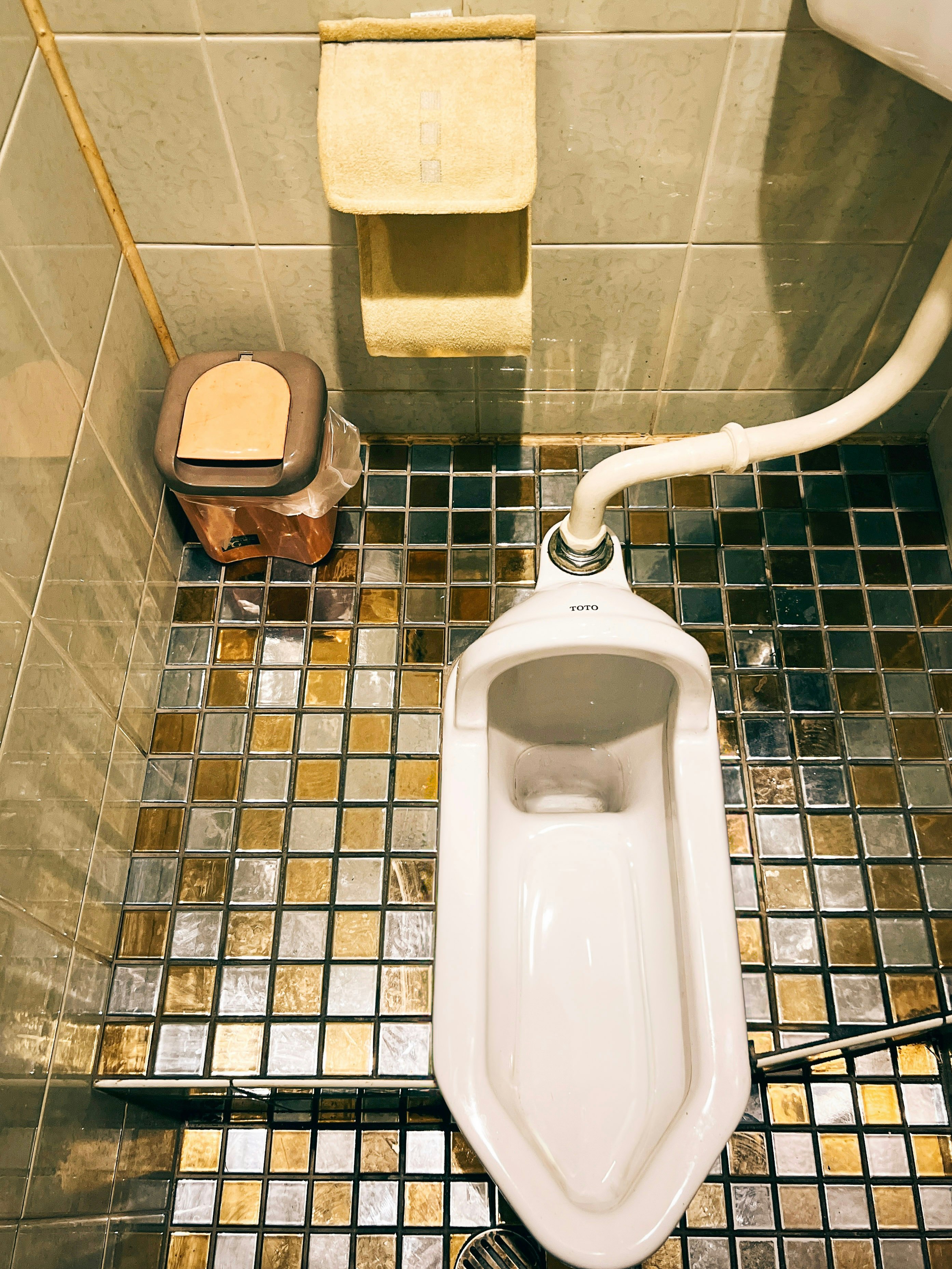 タイル張りの床にある和式トイレの便器
